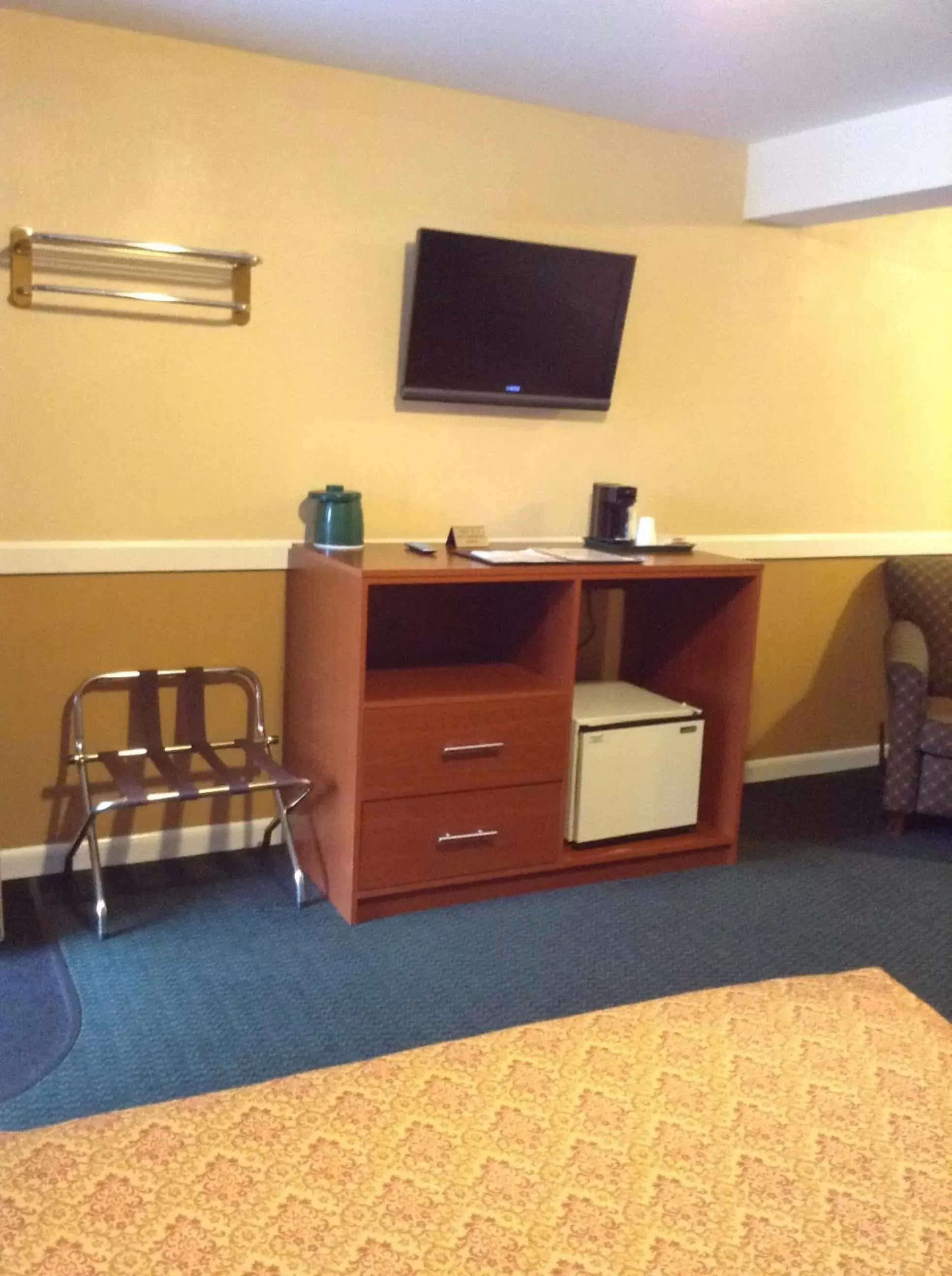 TV and multimedia, TV/Entertainment Center in Briarcliff Motel