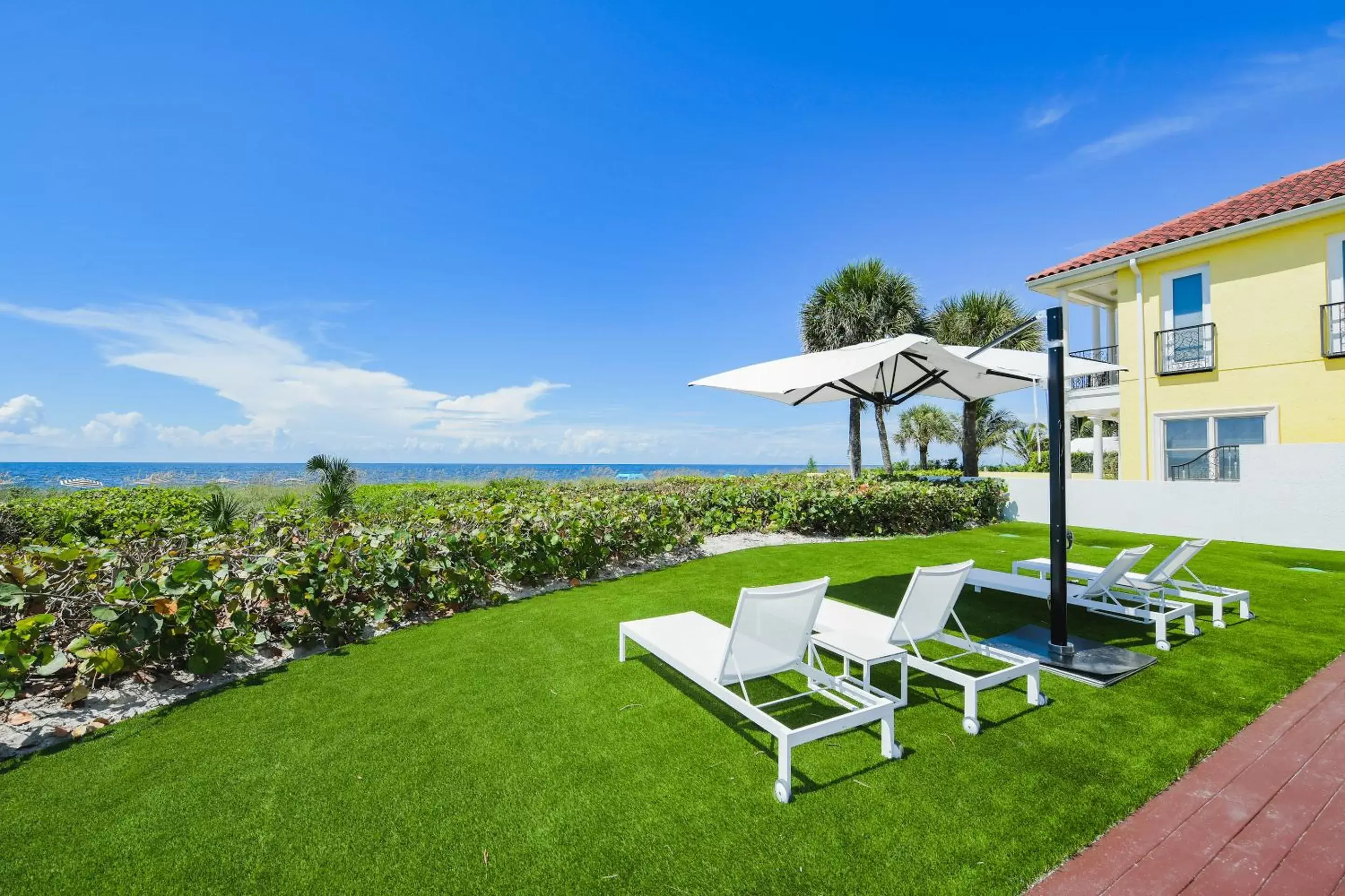Garden in Casey Key Resorts - Beachfront