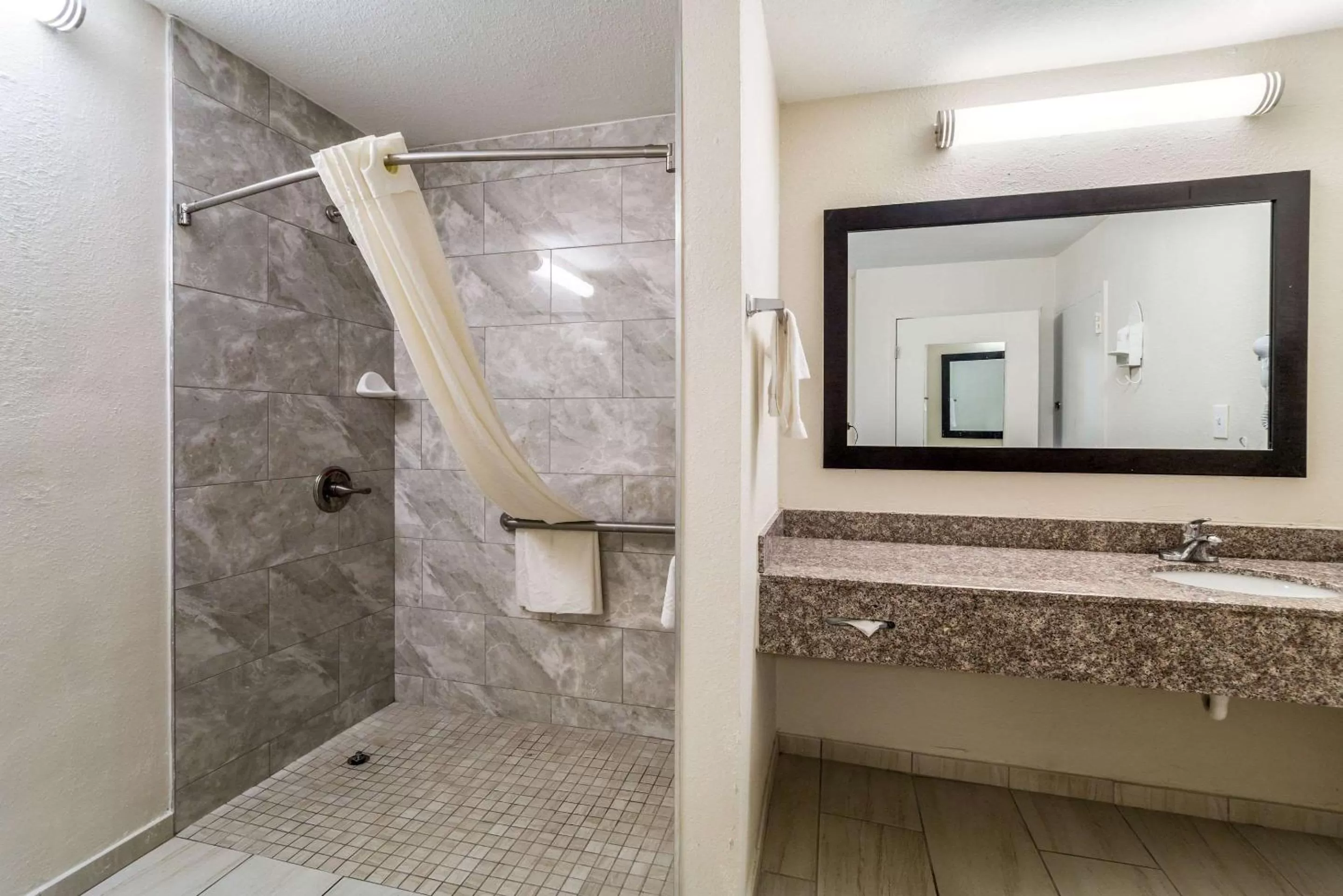 Bathroom in Quality Inn Coliseum