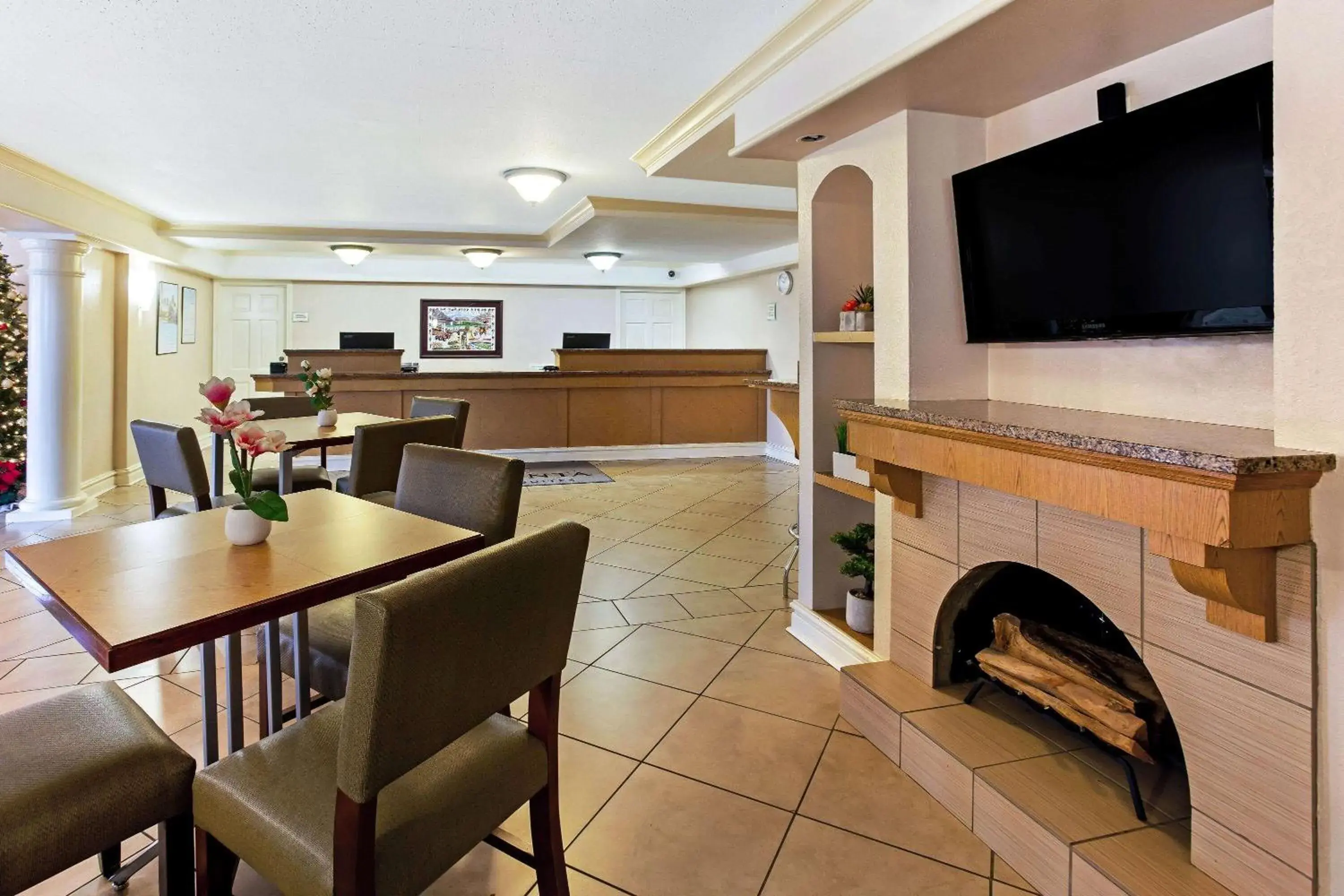 Lobby or reception, Lounge/Bar in La Quinta Inn by Wyndham College Station