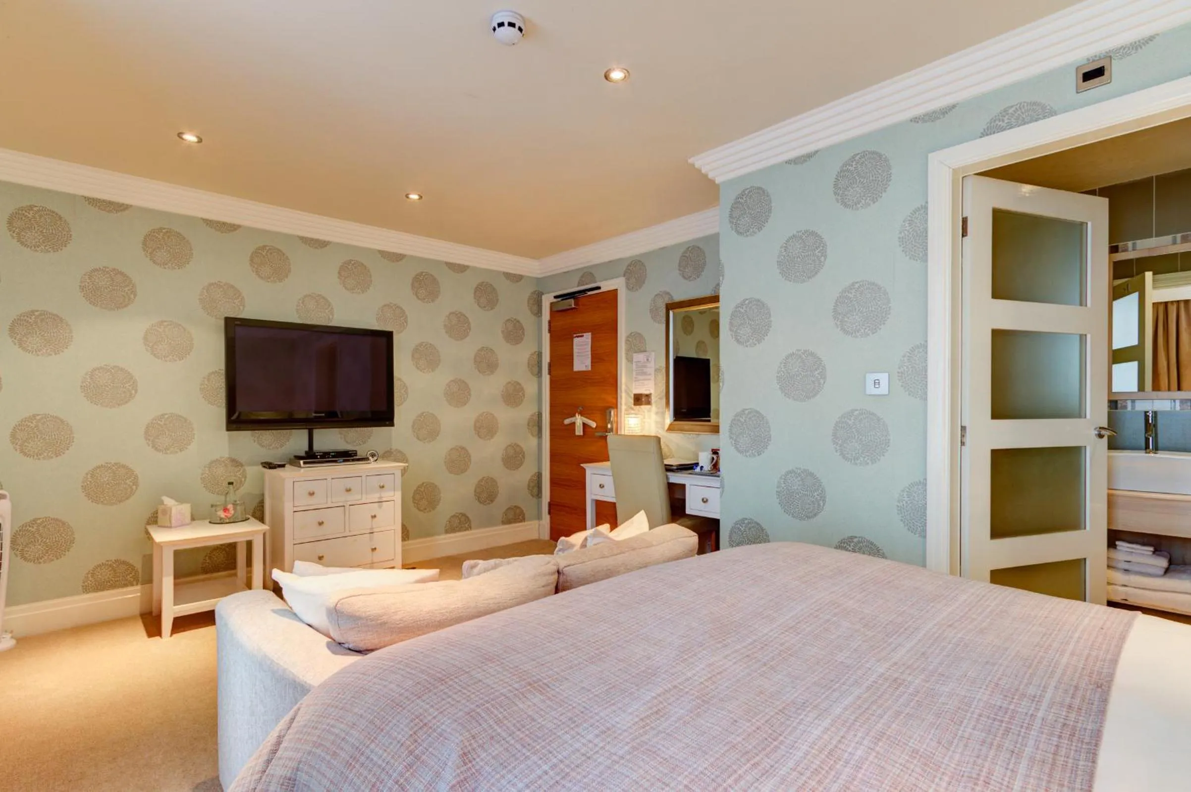 Bedroom, Bed in Number One South Beach