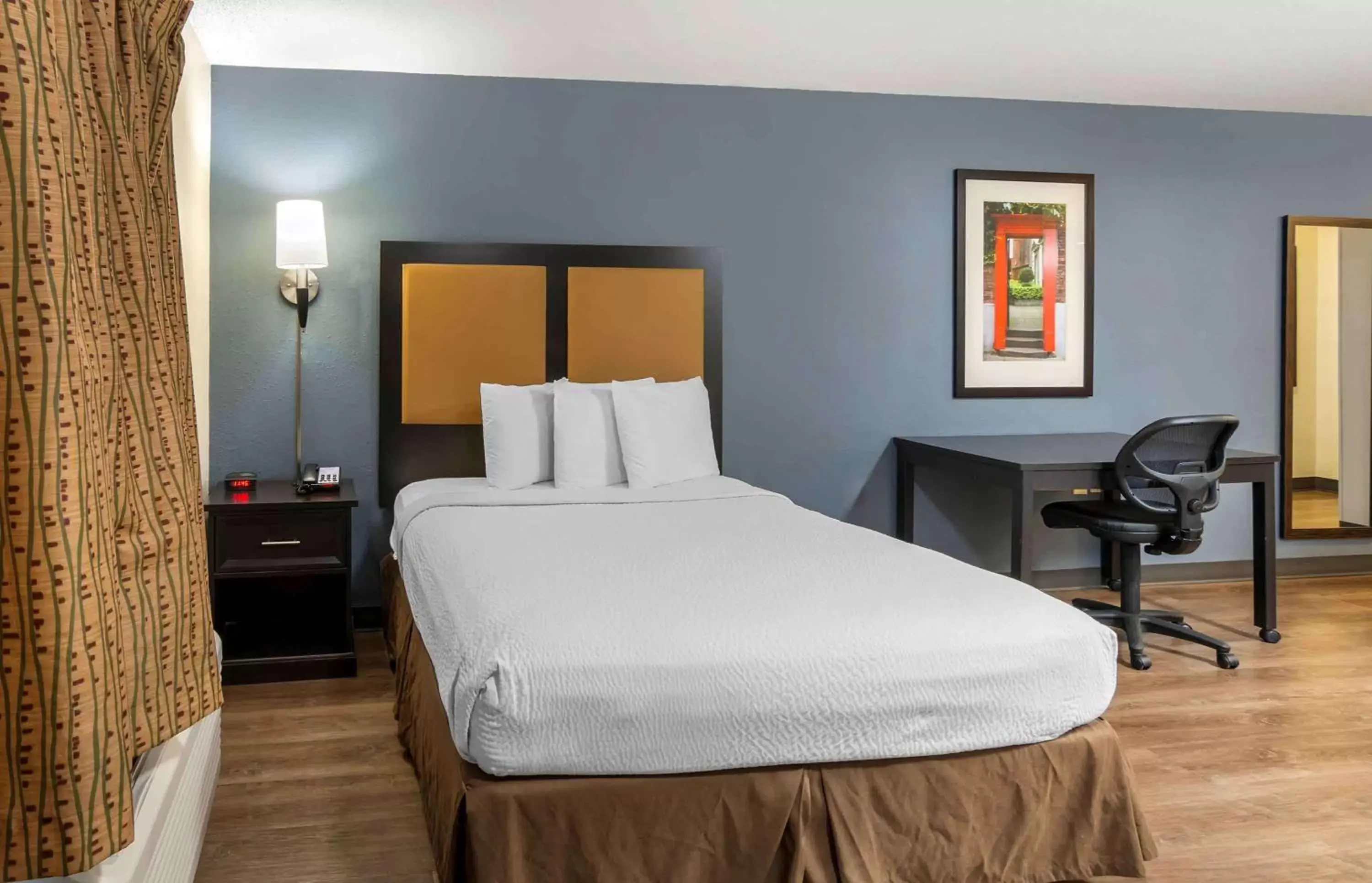 Bedroom, Bed in Extended Stay America Suites - St Louis - Earth City