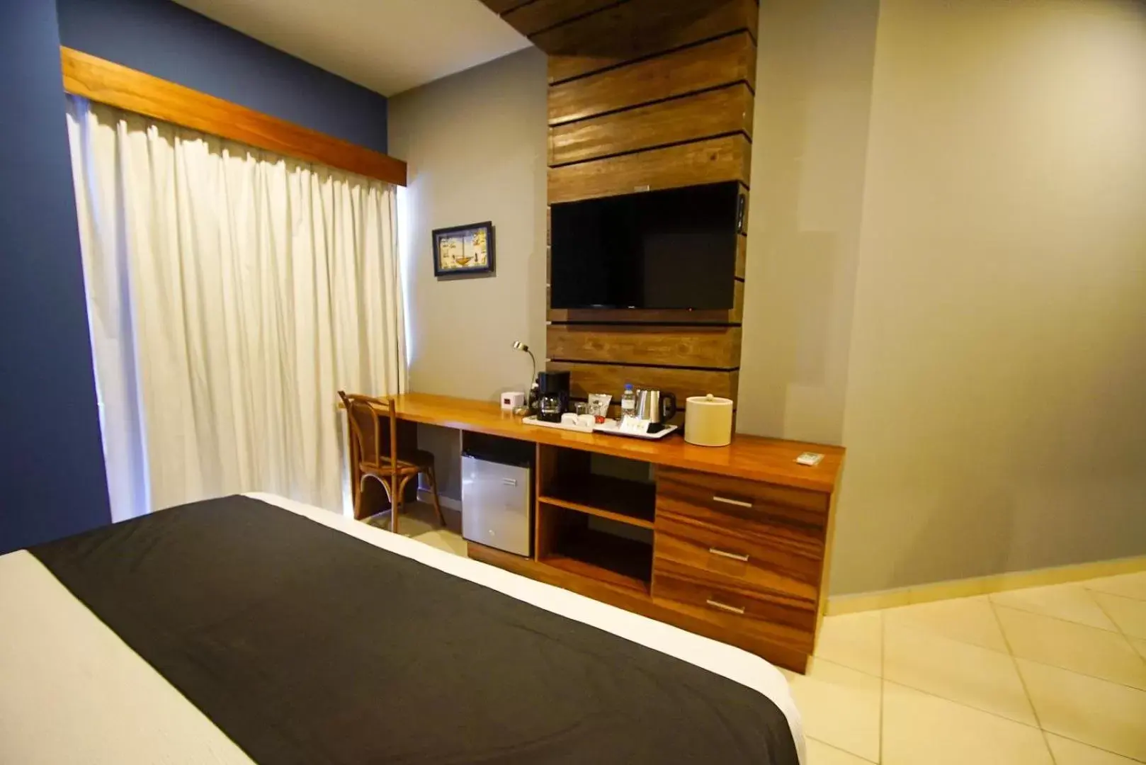 Bedroom, TV/Entertainment Center in Hotel Clipperton