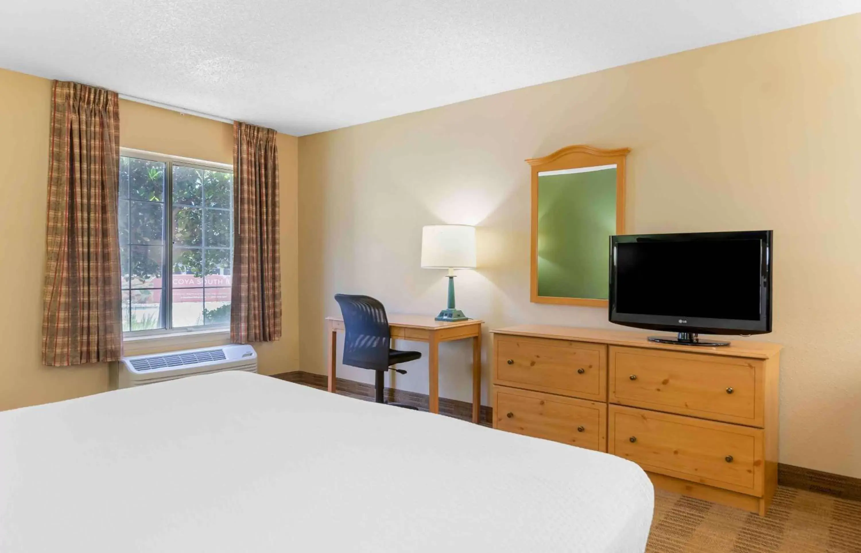 Bedroom, Bed in Extended Stay America Suites - Los Angeles - Torrance - Del Amo Circle