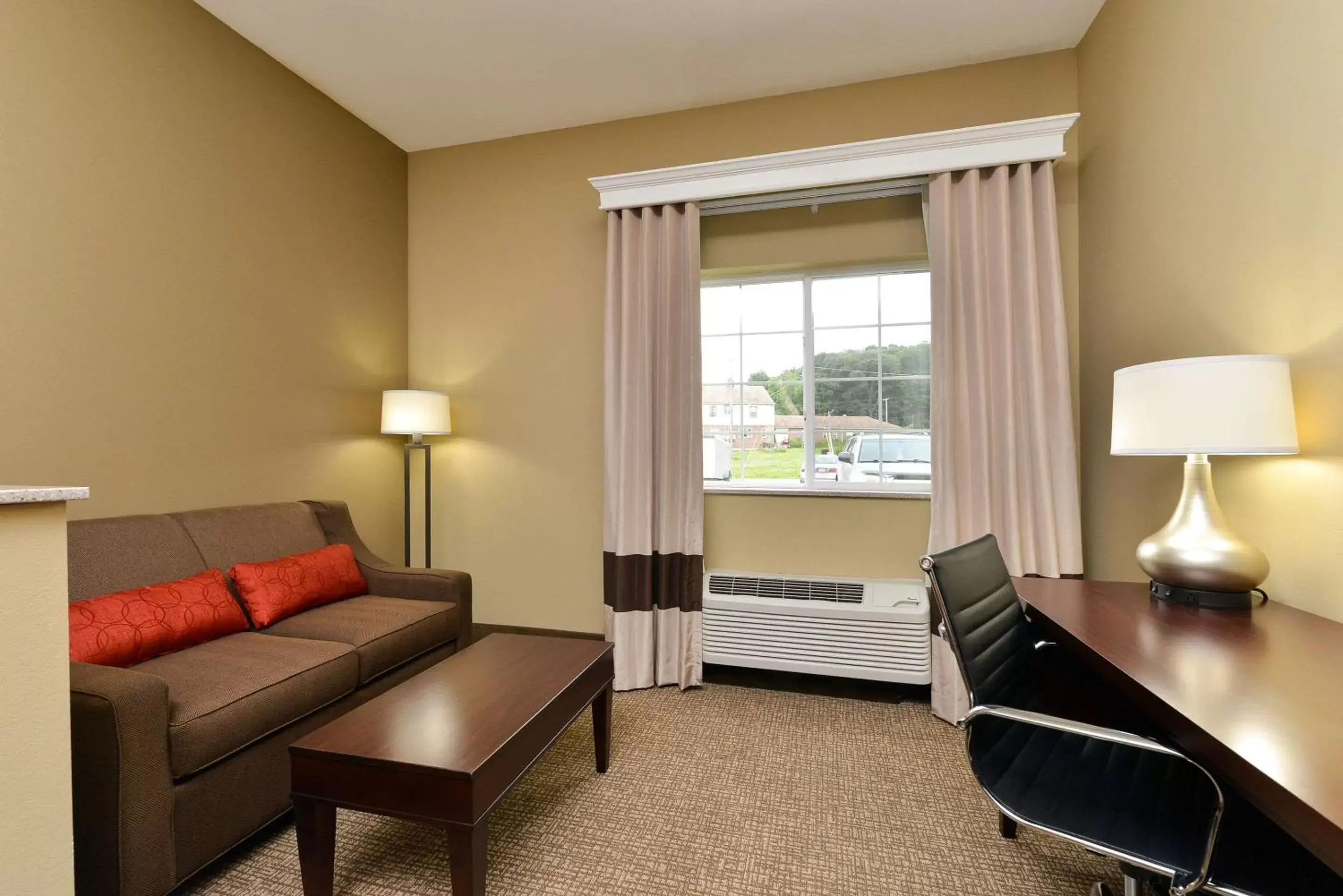 Photo of the whole room, Seating Area in Comfort Inn and Suites Manheim