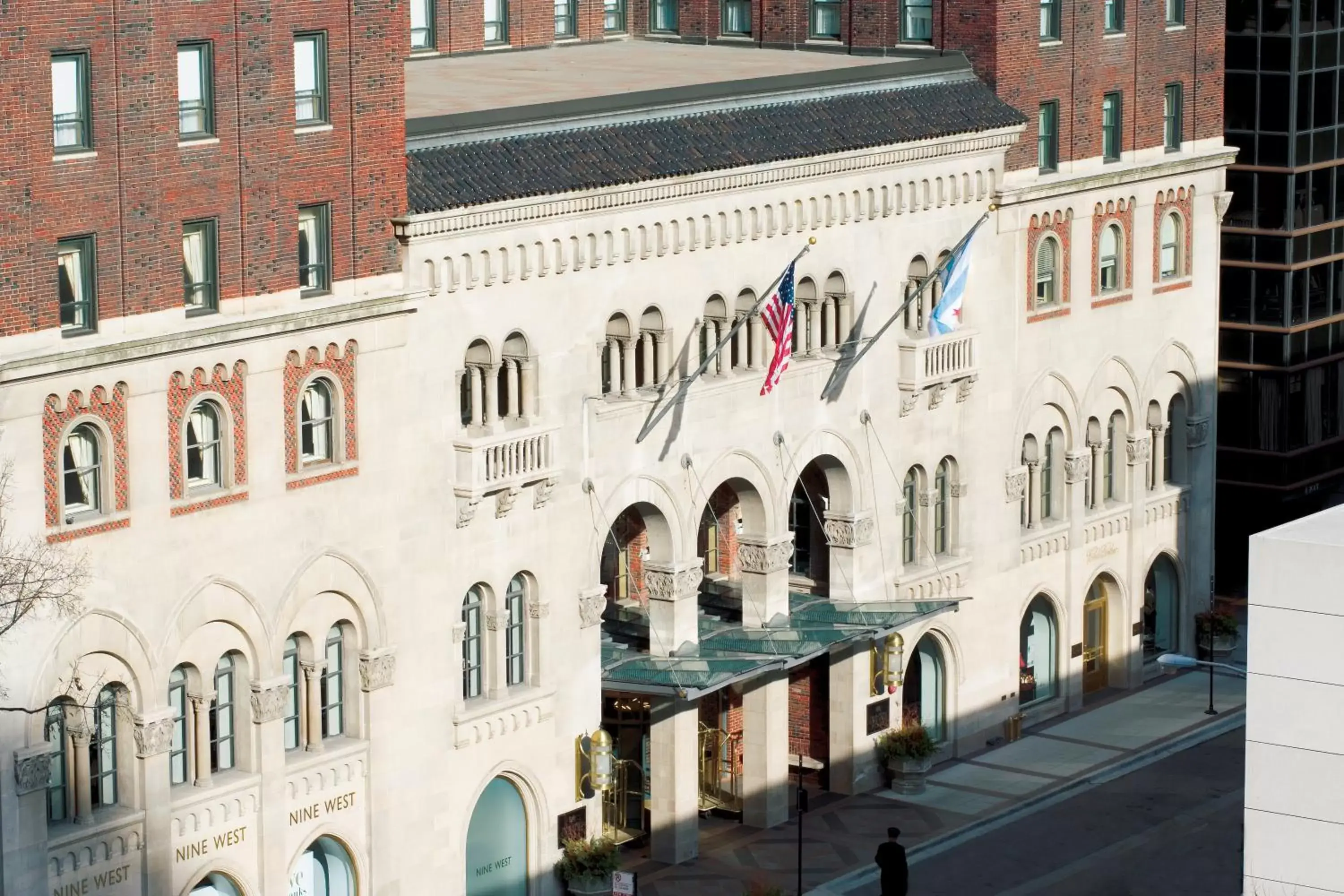 Facade/entrance in Warwick Allerton Chicago Facade/entrance in Warwick Allerton Chicago