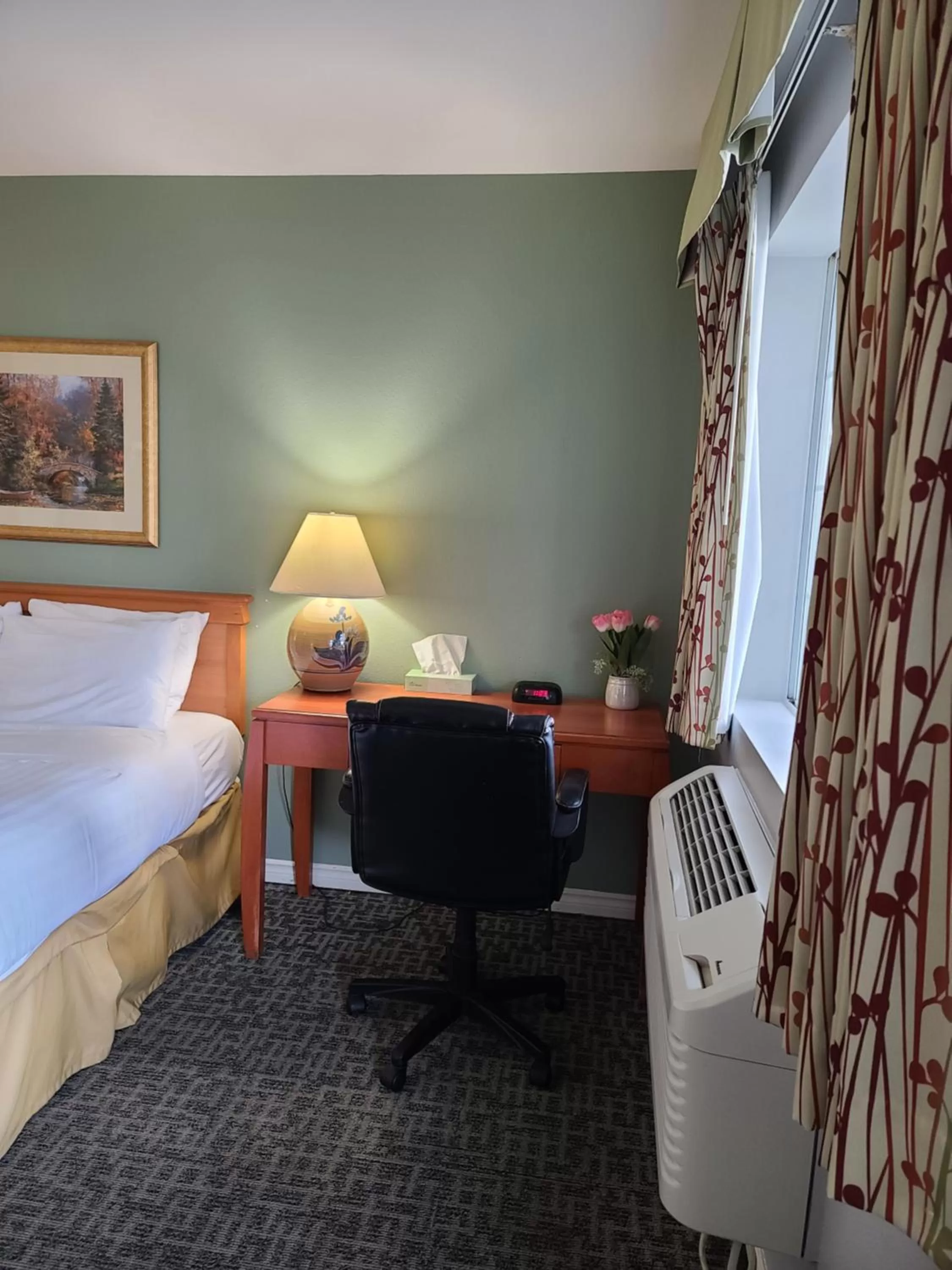 Bedroom, Bed in Tulip Inn Mount Vernon