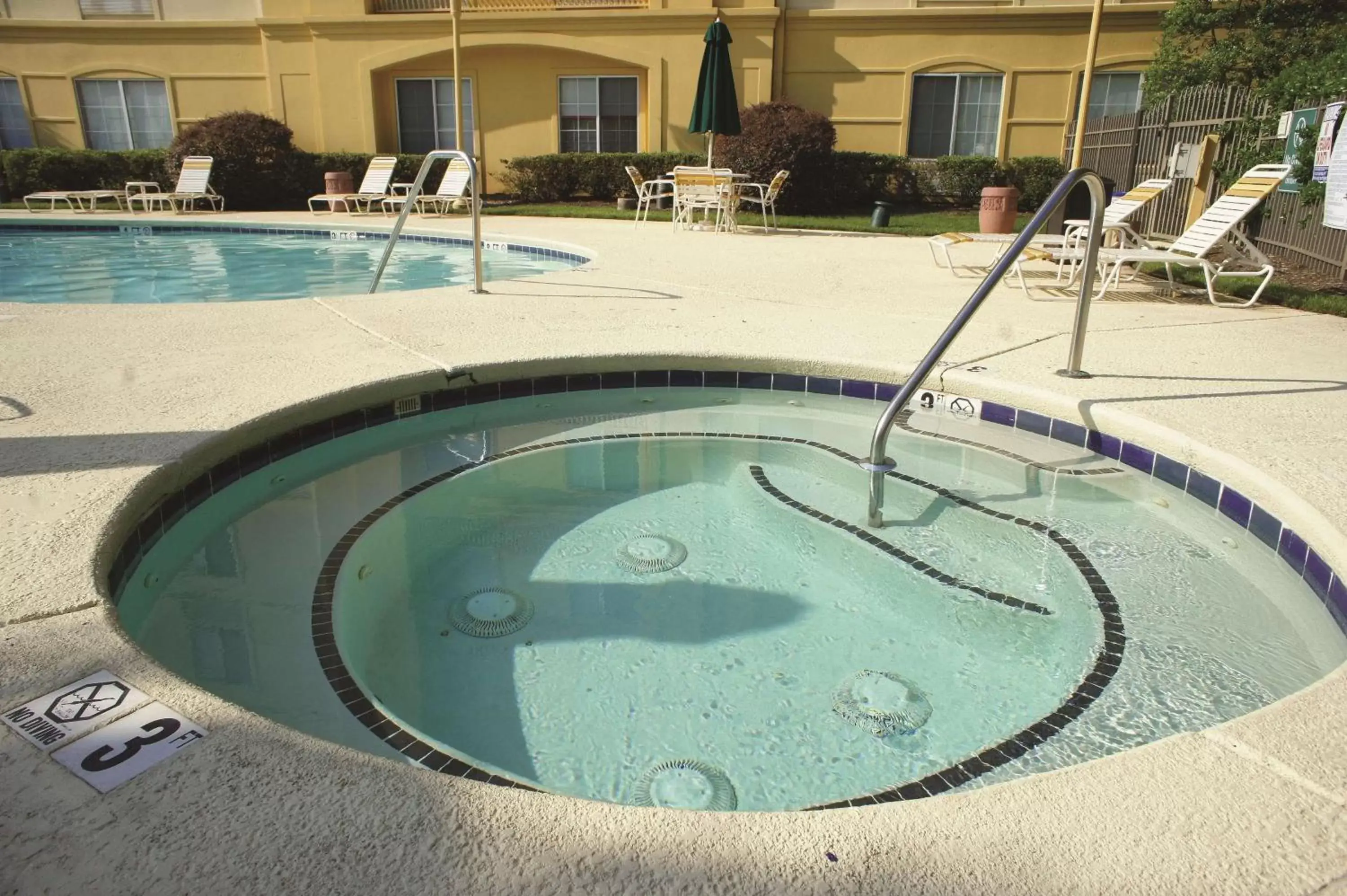 Hot Tub, Swimming Pool in La Quinta by Wyndham Raleigh/Durham Southpoint