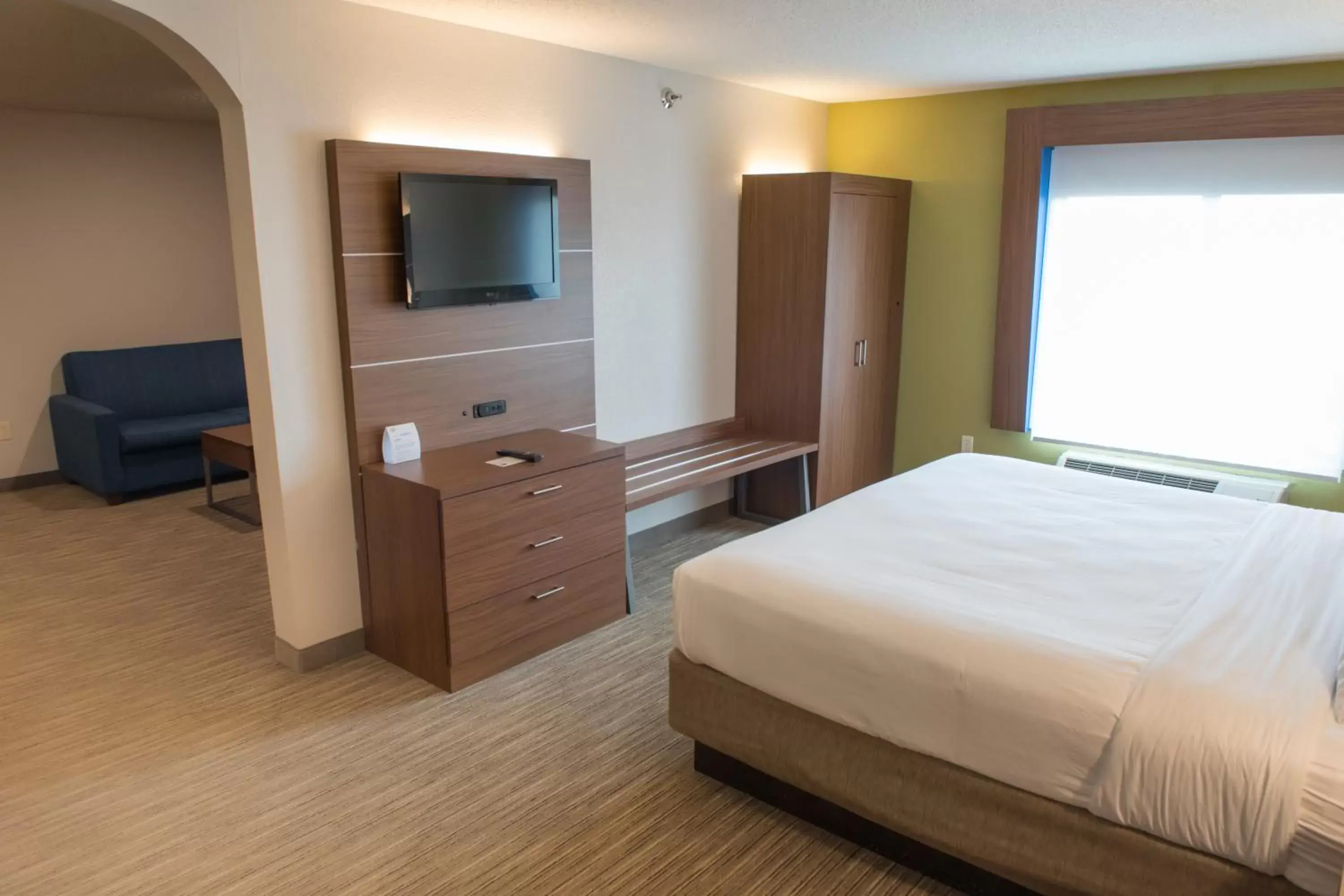Bed in Holiday Inn Express Hotel & Suites Elkhart-South, an IHG Hotel