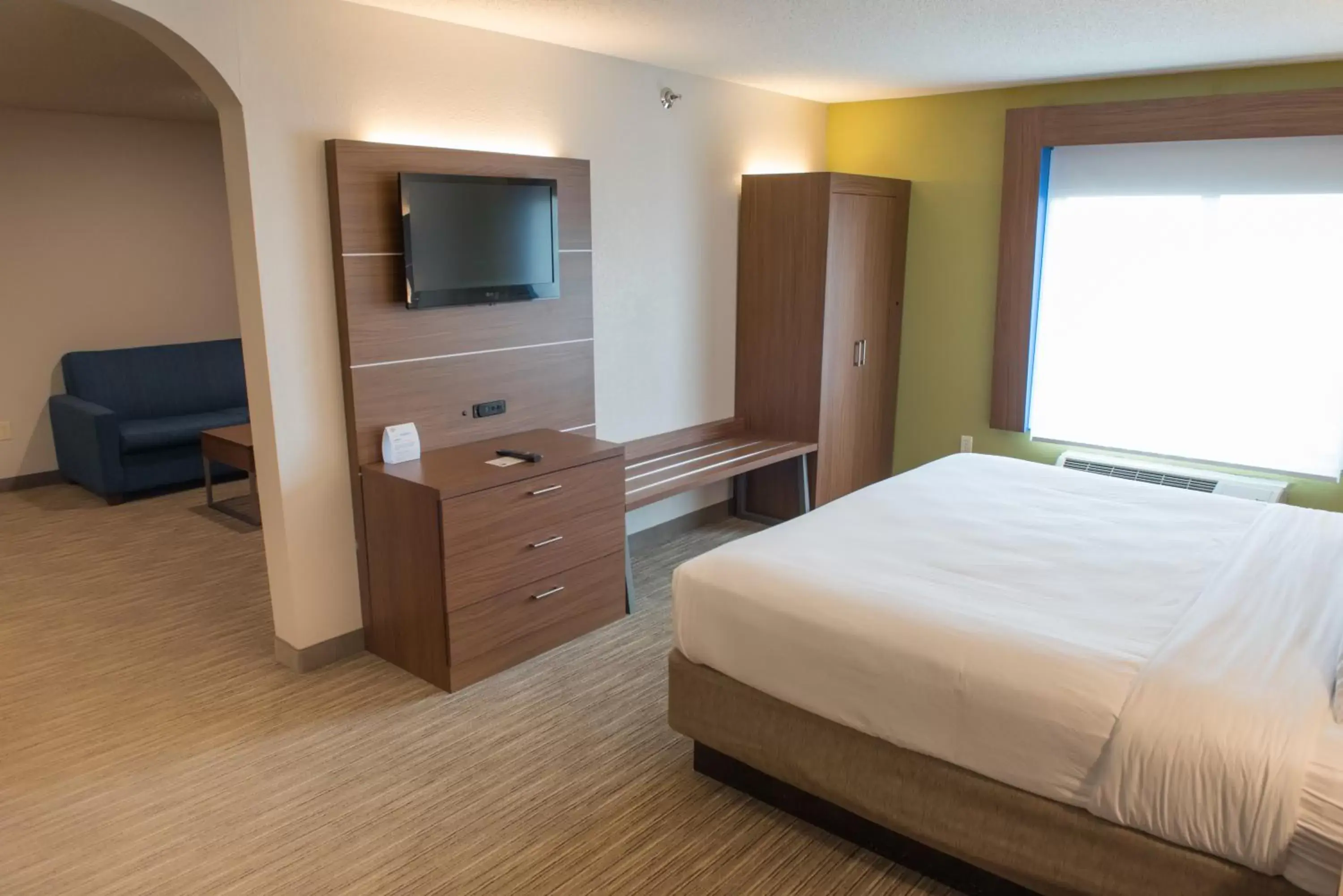 Bed in Holiday Inn Express Hotel & Suites Elkhart-South by IHG Bed in Holiday Inn Express Hotel & Suites Elkhart-South by IHG