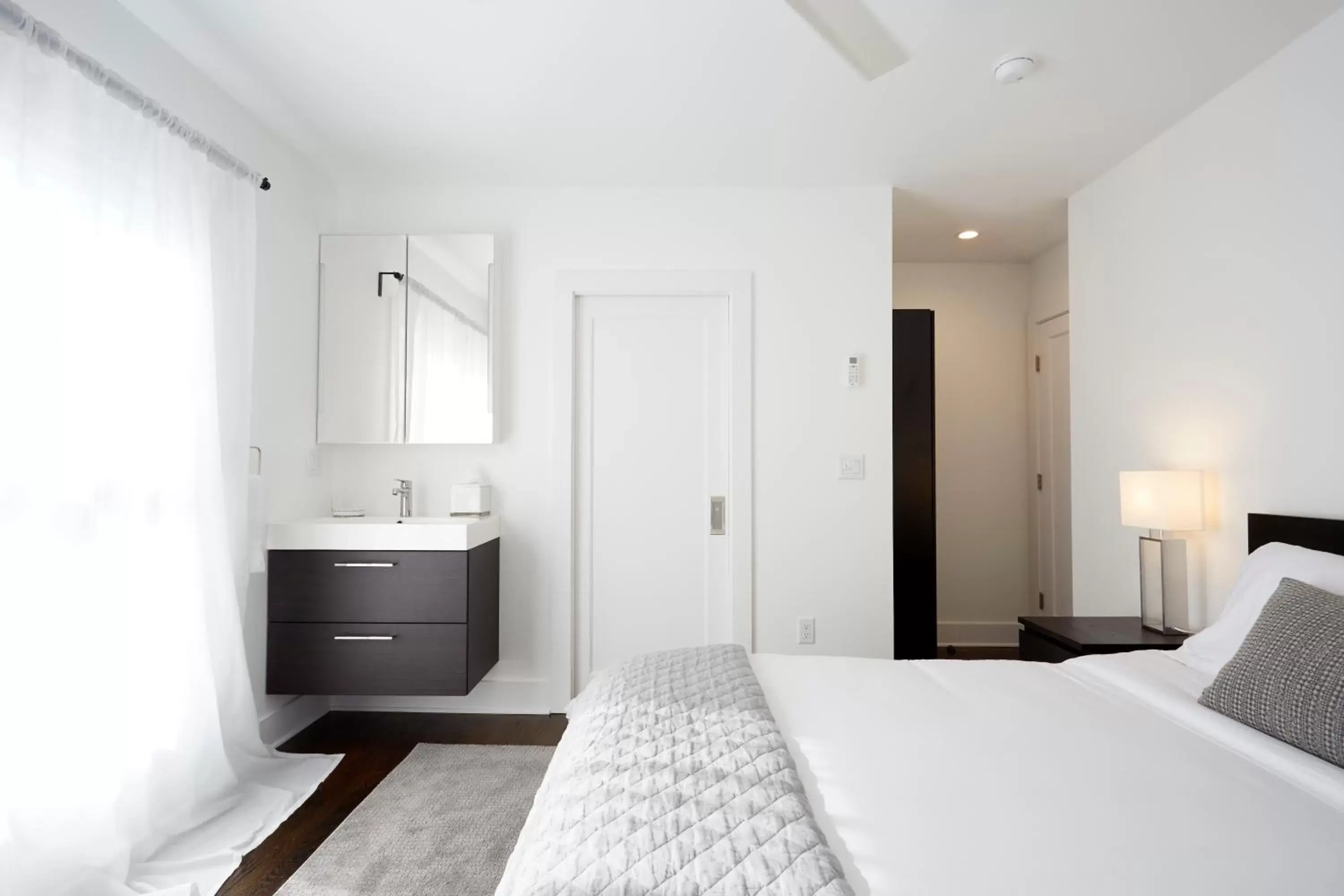 Deluxe King Room in Station Inn Pawling Deluxe King Room in Station Inn Pawling