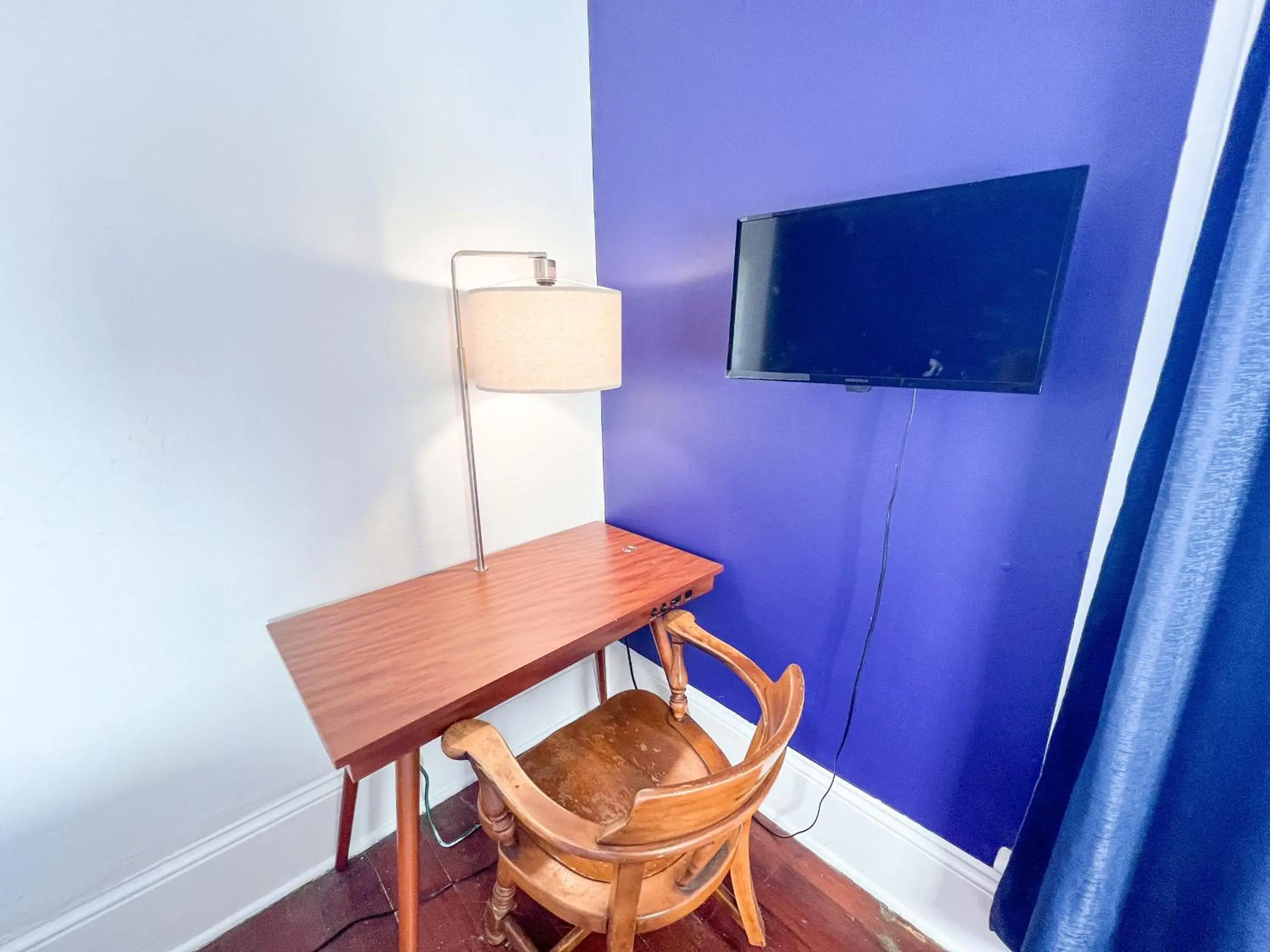 Bedroom, TV/Entertainment Center in International Travelers House Adventure Hostel