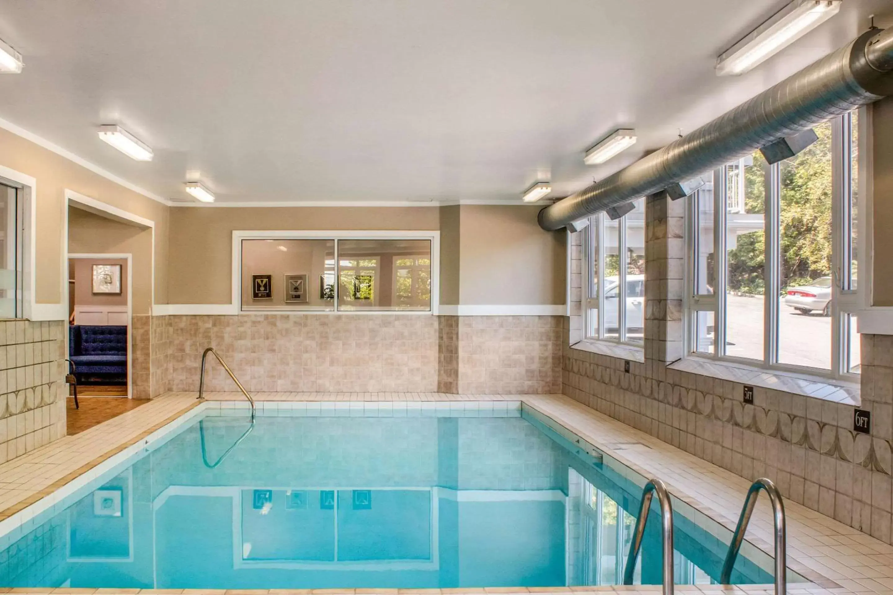 Swimming Pool in Comfort Inn Halifax
