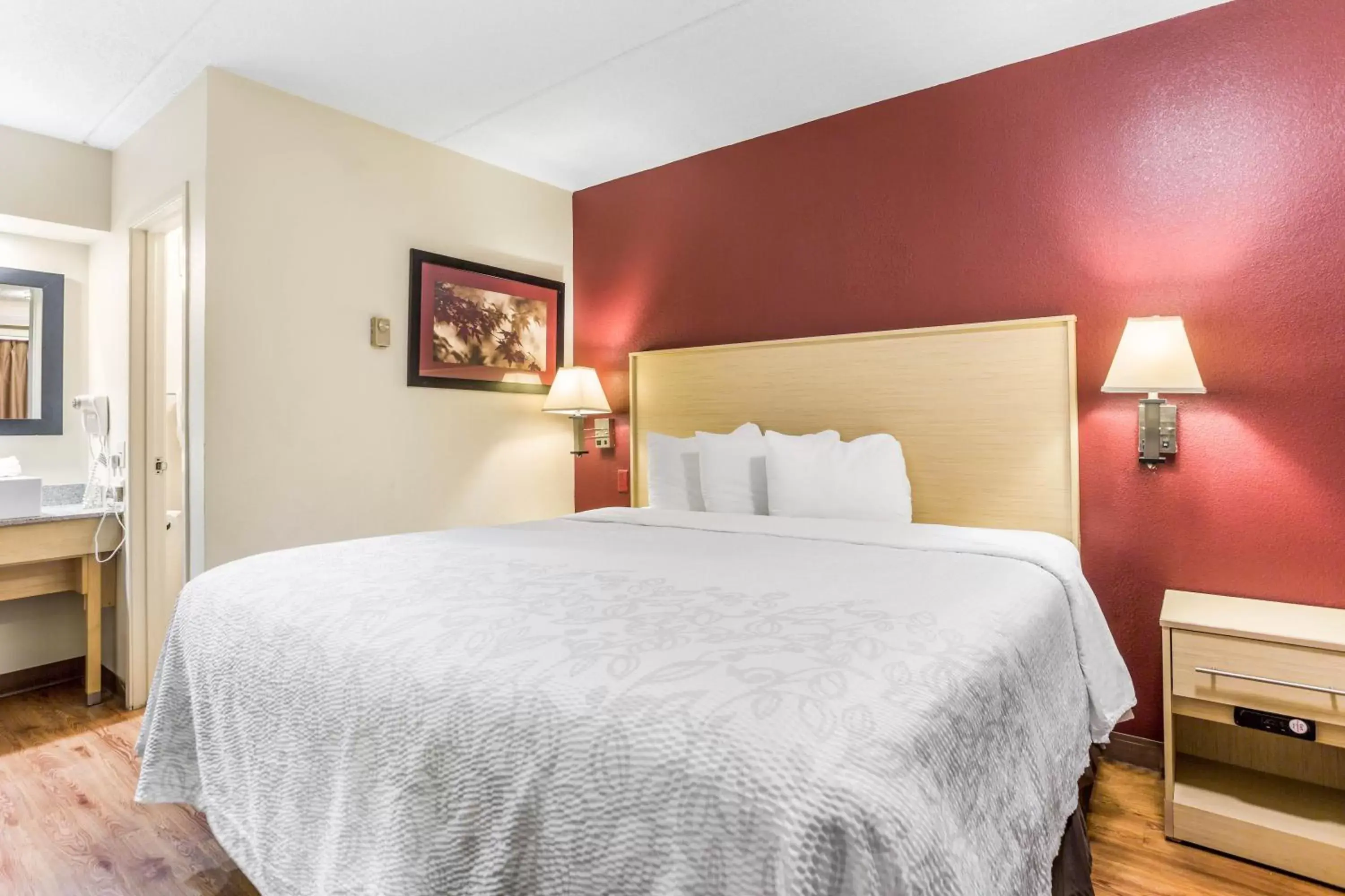 Photo of the whole room, Bed in Red Roof Inn PLUS+ Nashville North Goodlettsville