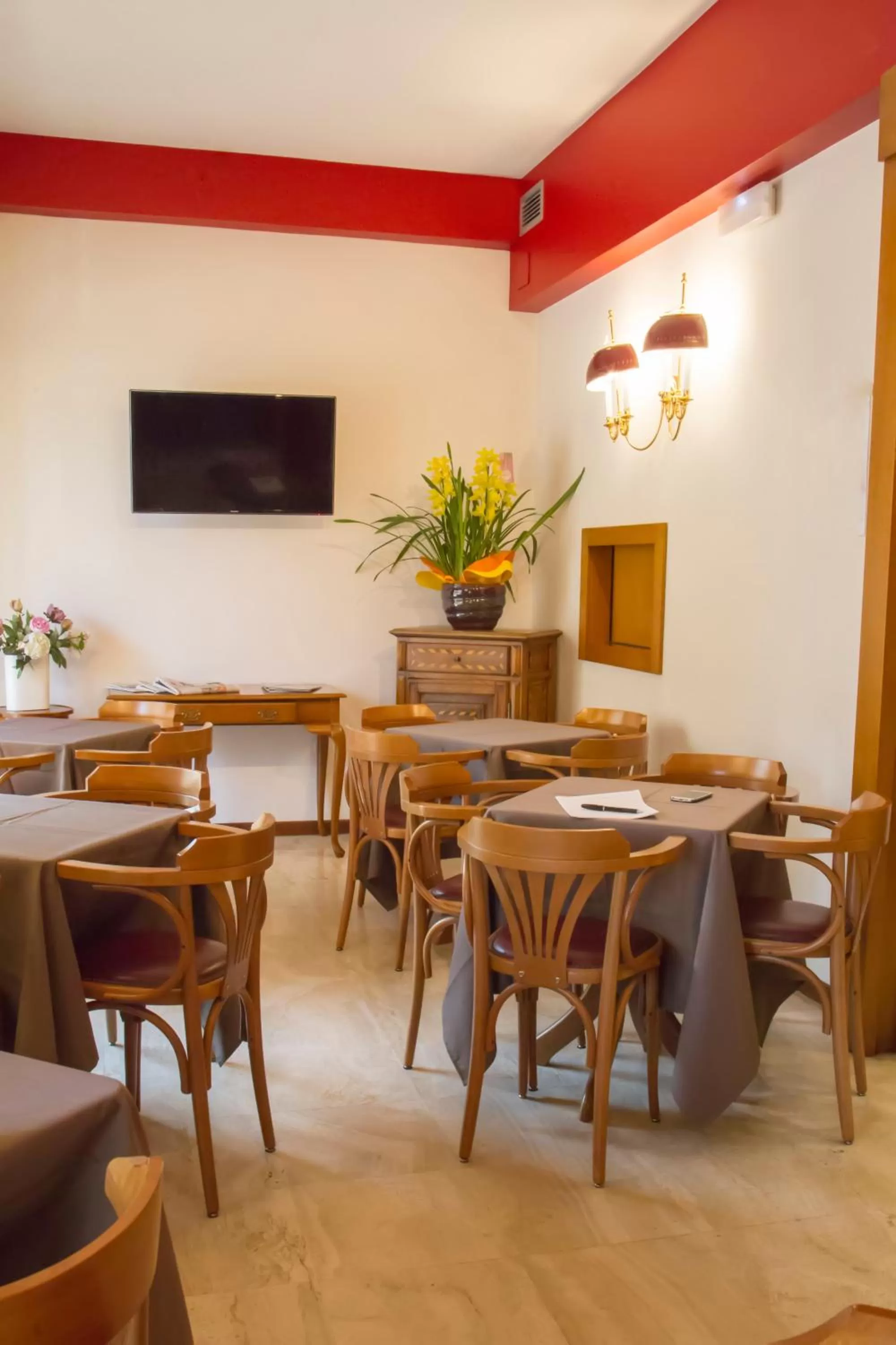 Restaurant/places to eat in Hotel Continental