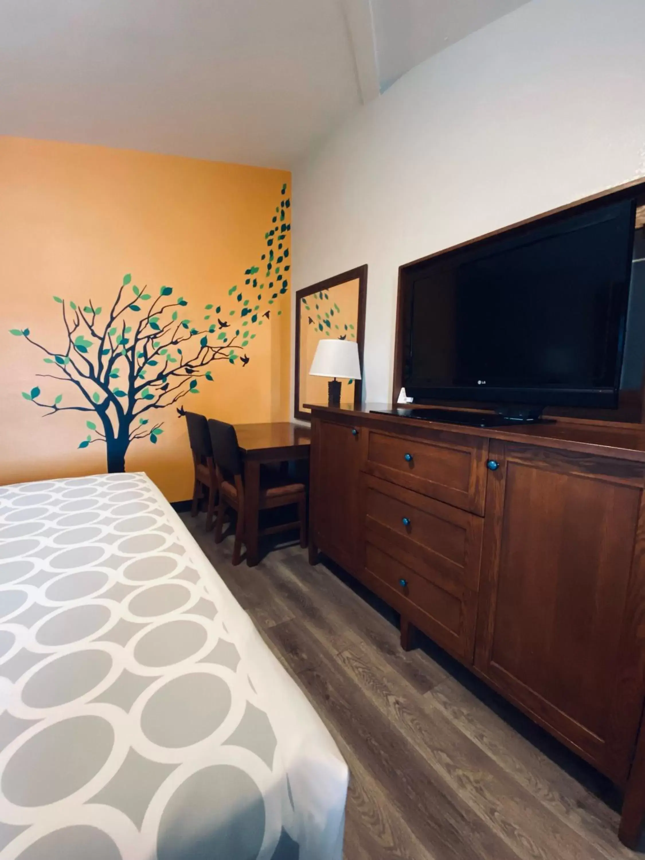 Bedroom, TV/Entertainment Center in Rodeway Inn Old Town Scottsdale