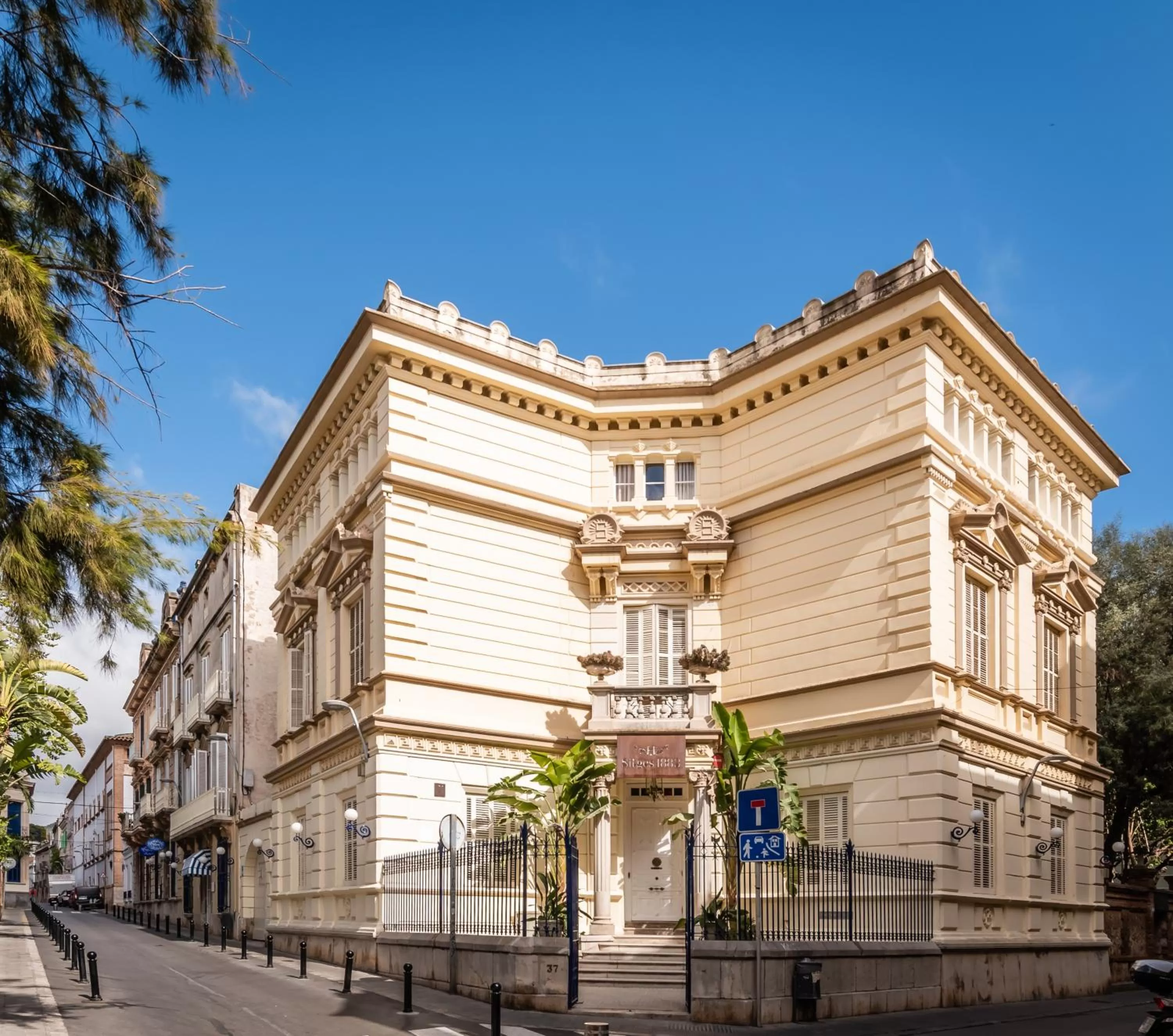 Property Building in Hotel Medium Sitges 1883