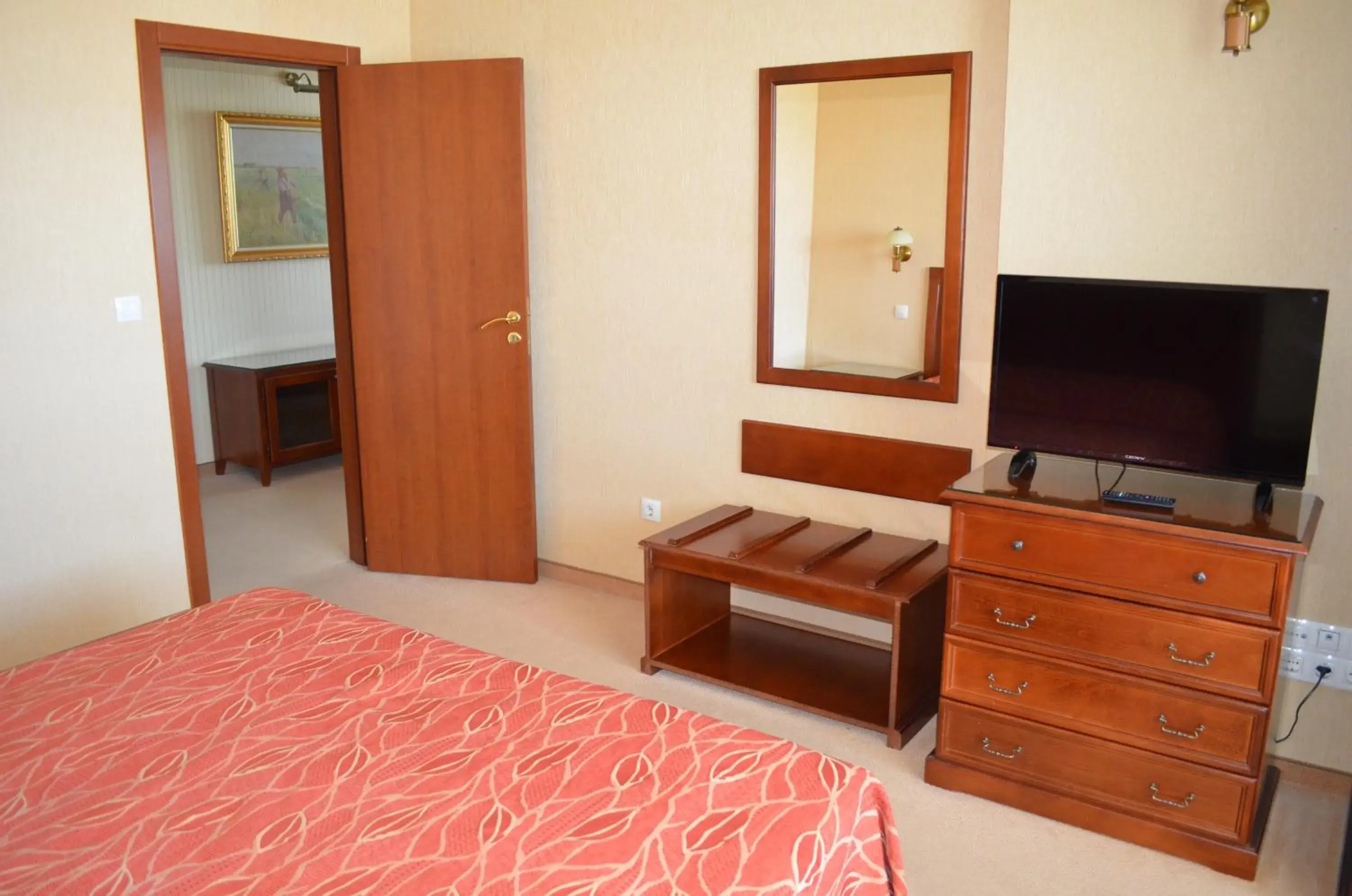 Bedroom, TV/Entertainment Center in Hotel Bankya Palace
