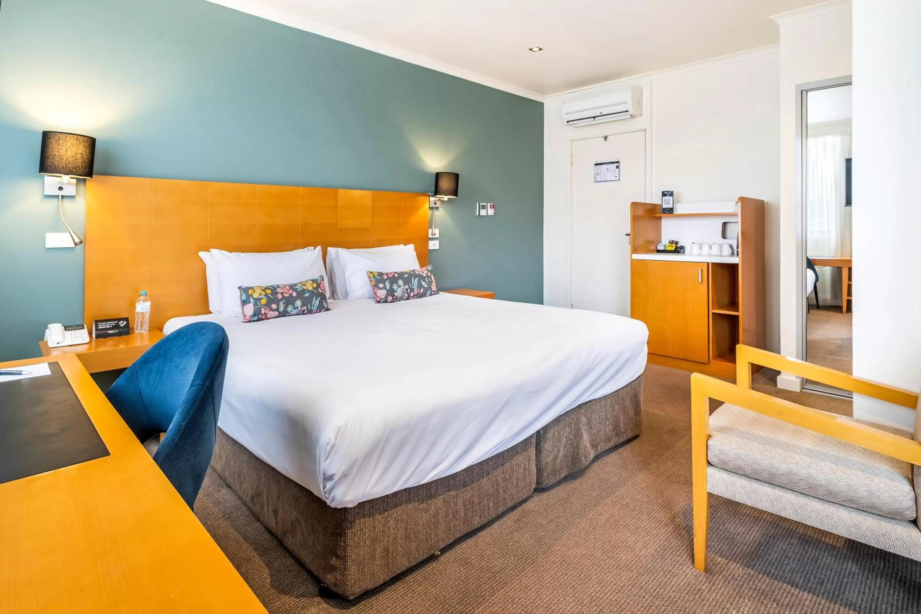 Photo of the whole room, Bed in Nightelier Devonport Gateway Hotel