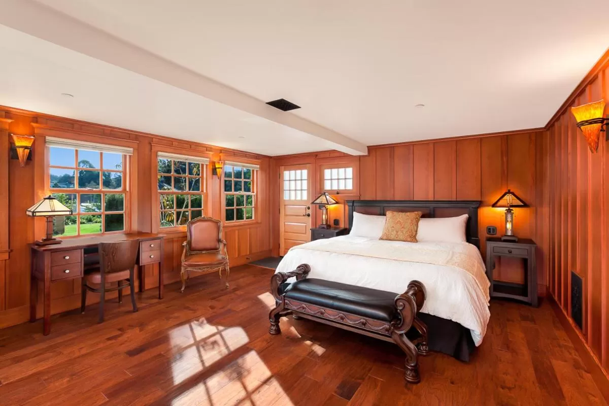 Photo of the whole room, Bed in Noyo Harbor Inn