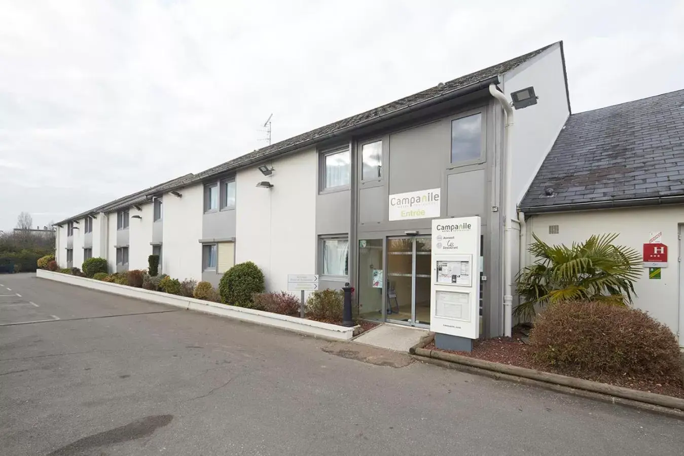 Facade/entrance, Property Building in Campanile Dijon Est - Saint Apollinaire