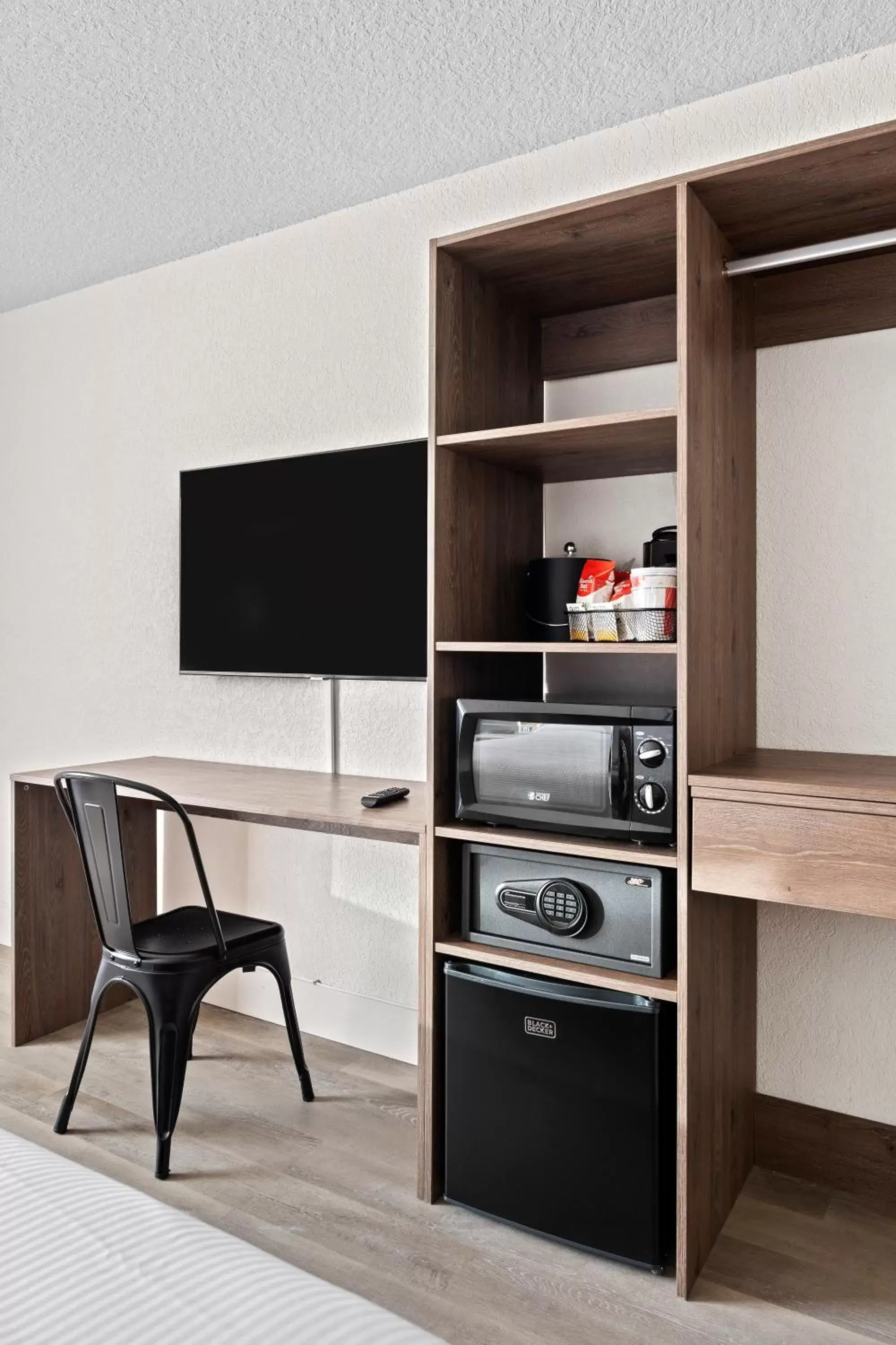 Bedroom, TV/Entertainment Center in Developer Inn Highway