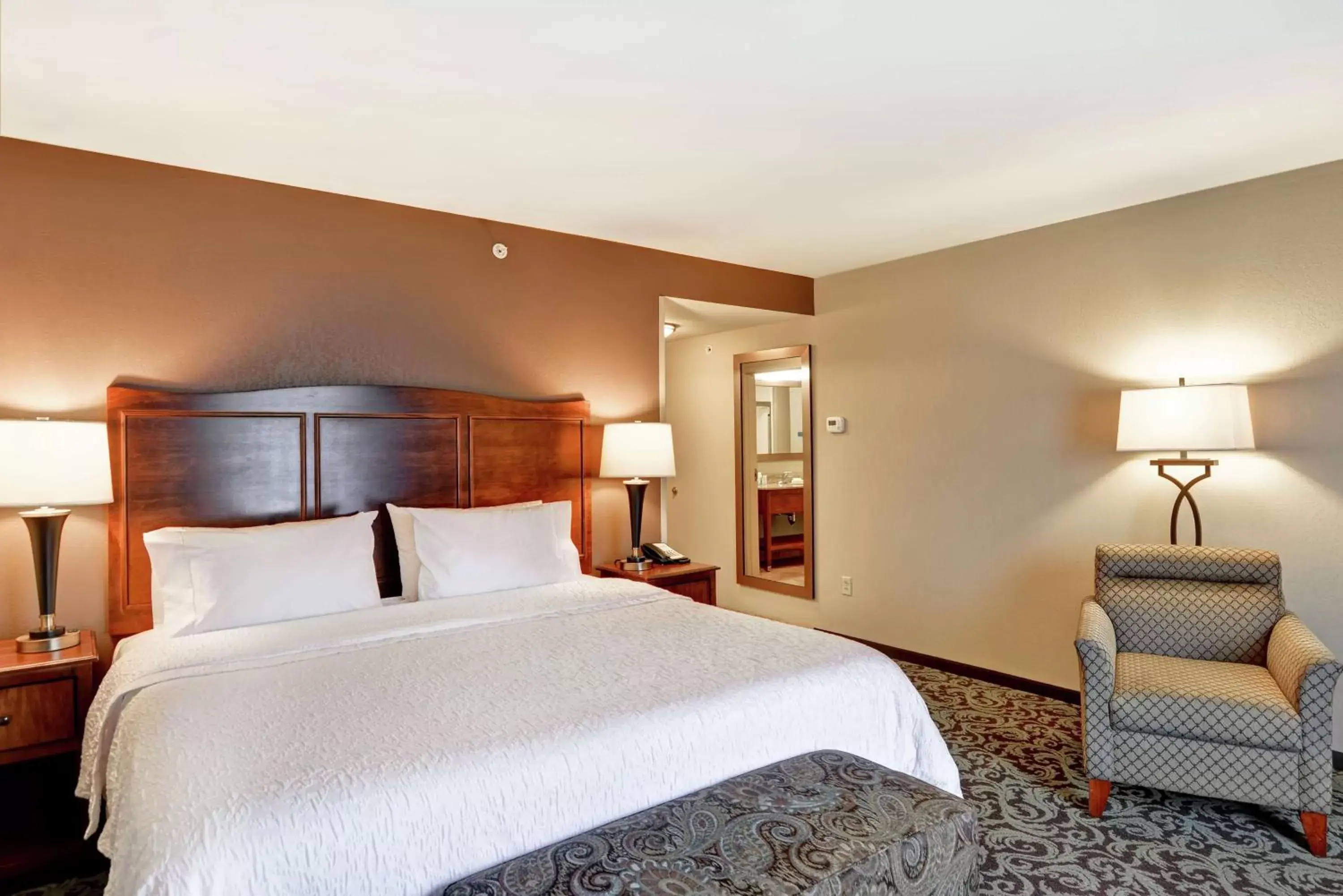 Bed in Hampton Inn and Suites New Hartford/Utica