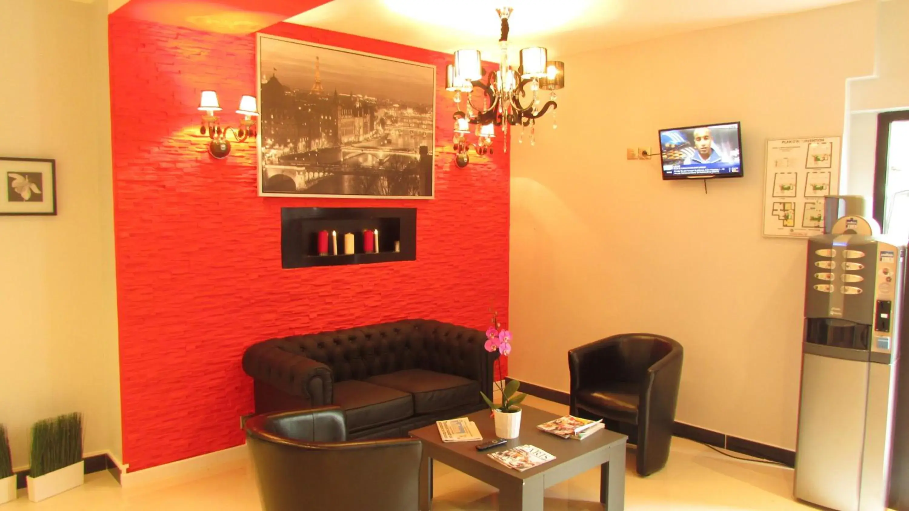Communal lounge/ TV room, Lobby/Reception in Hotel la Perle Montparnasse
