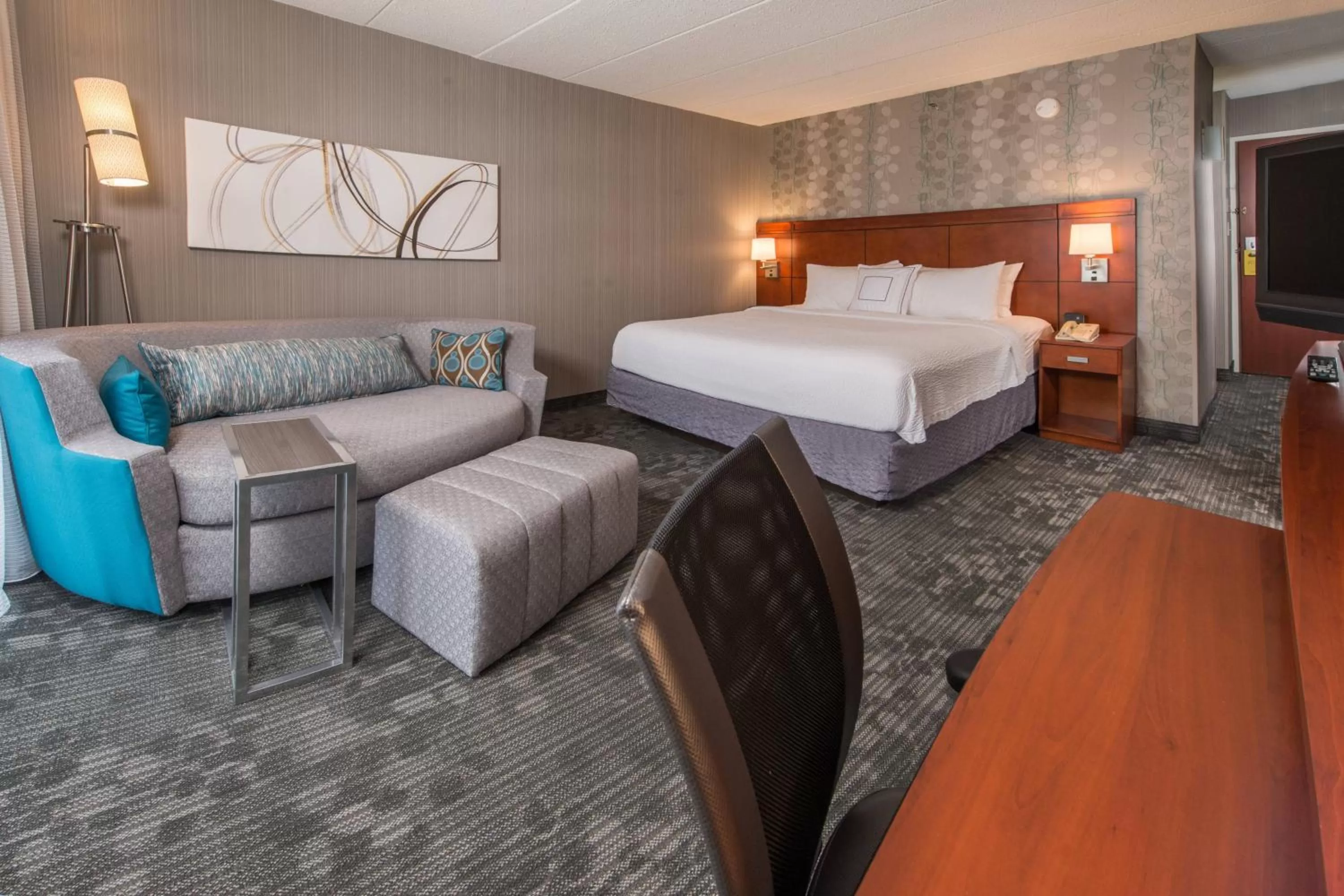 Photo of the whole room, Bed in Courtyard by Marriott Fairfax Fair Oaks