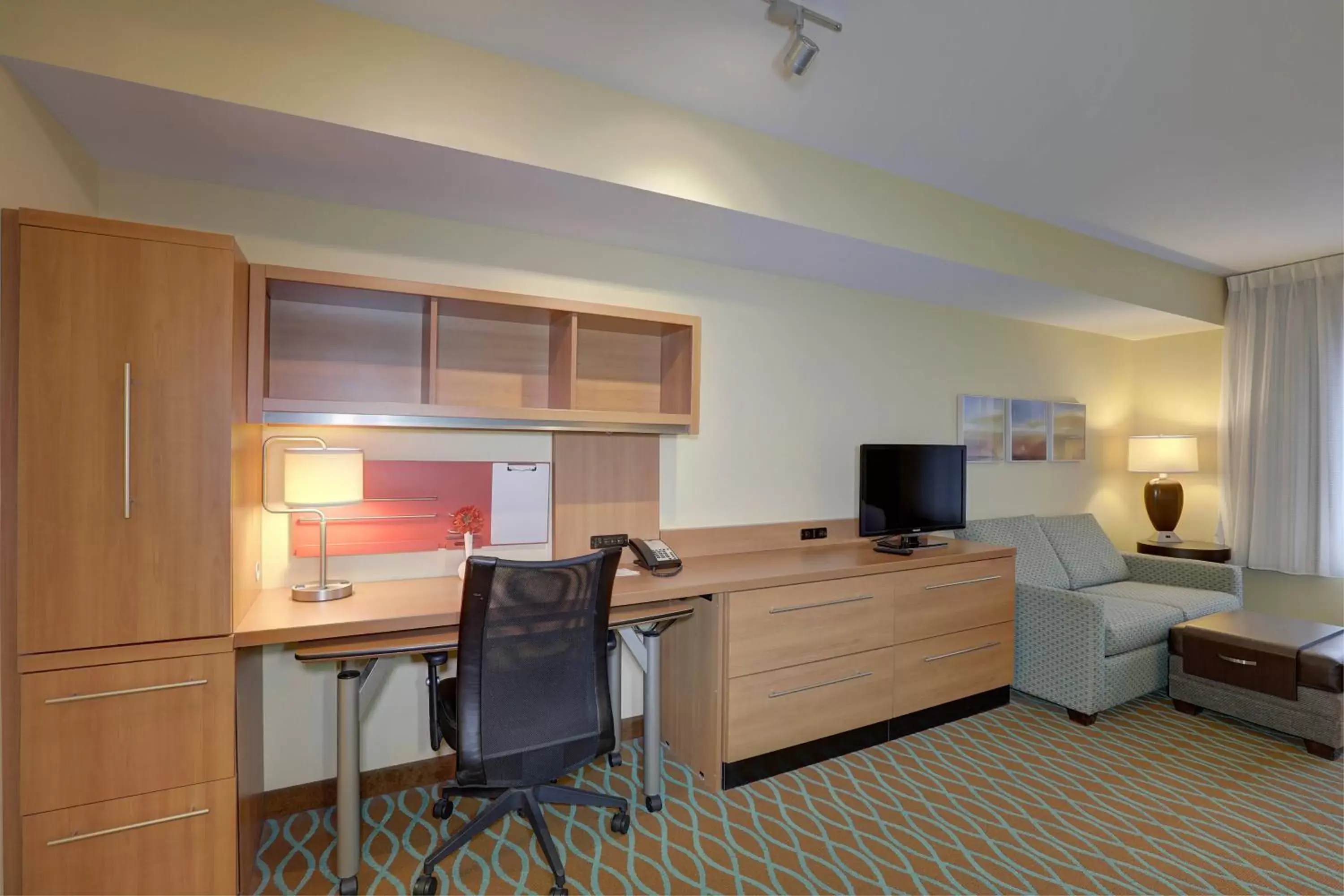 Bedroom, TV/Entertainment Center in TownePlace Suites Richland Columbia Point