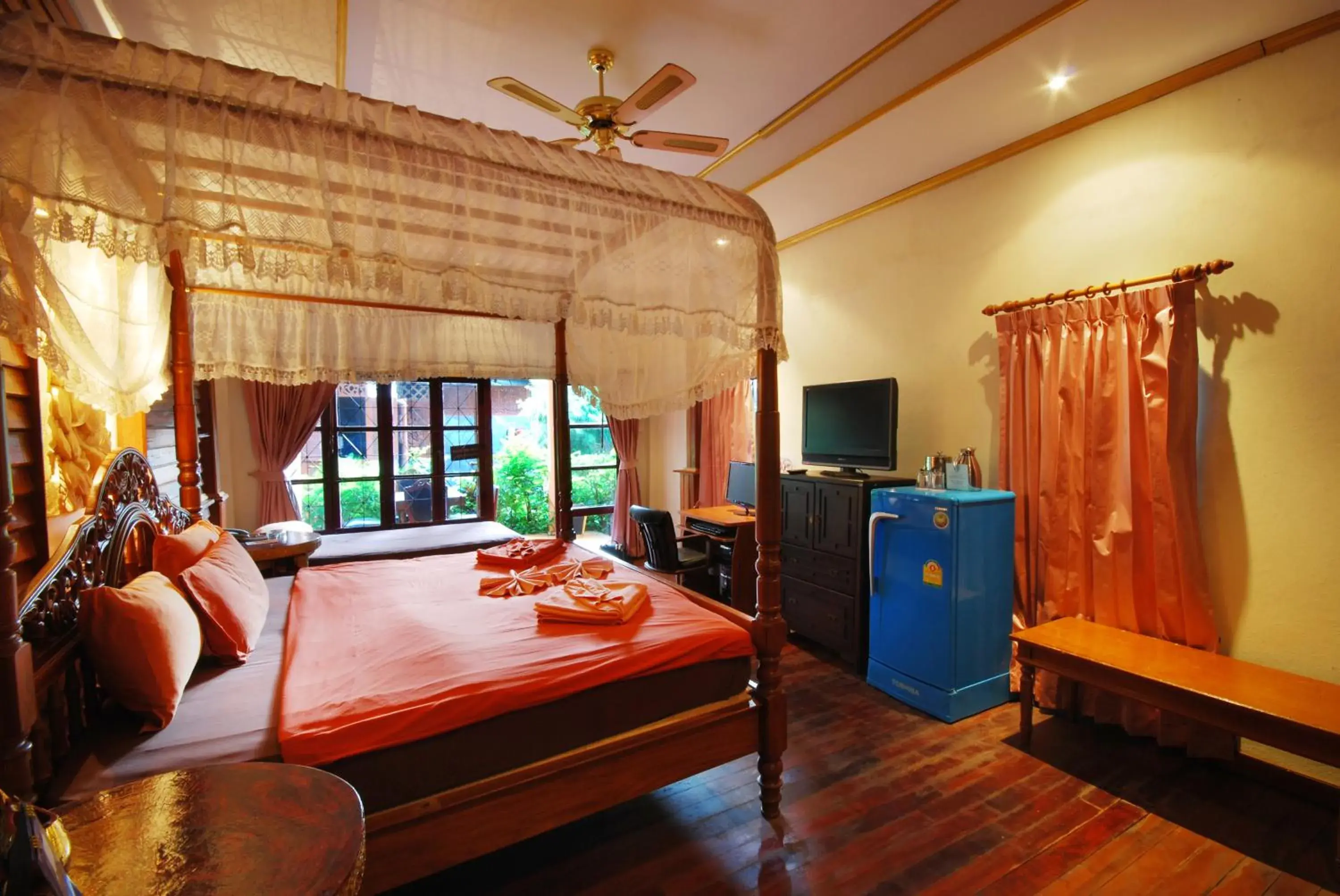 Photo of the whole room, Bed in Chaweng Resort