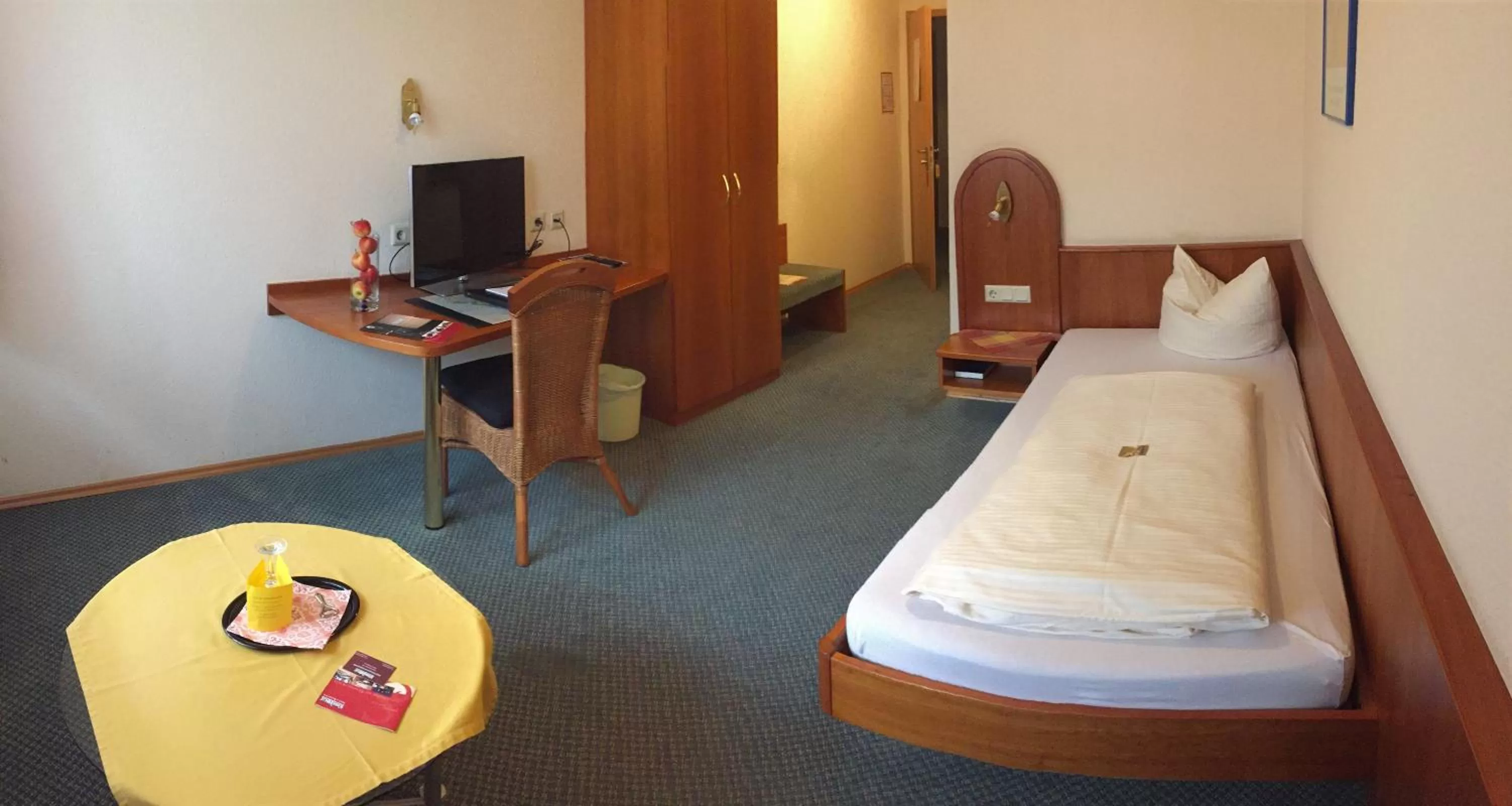Photo of the whole room, Bed in Hotel Kasserolle
