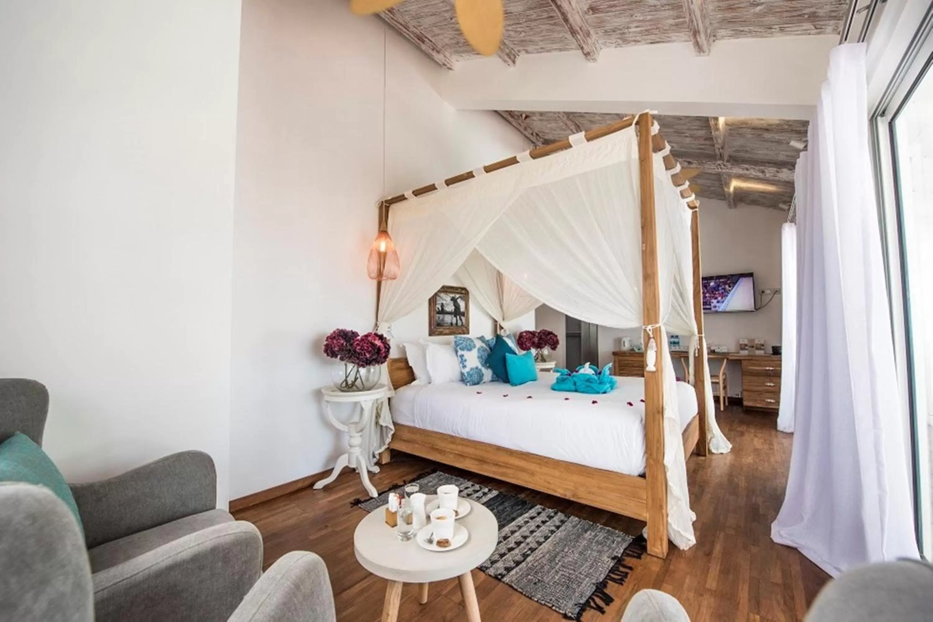 TV and multimedia, Bed in Seapoint Boutique Hotel