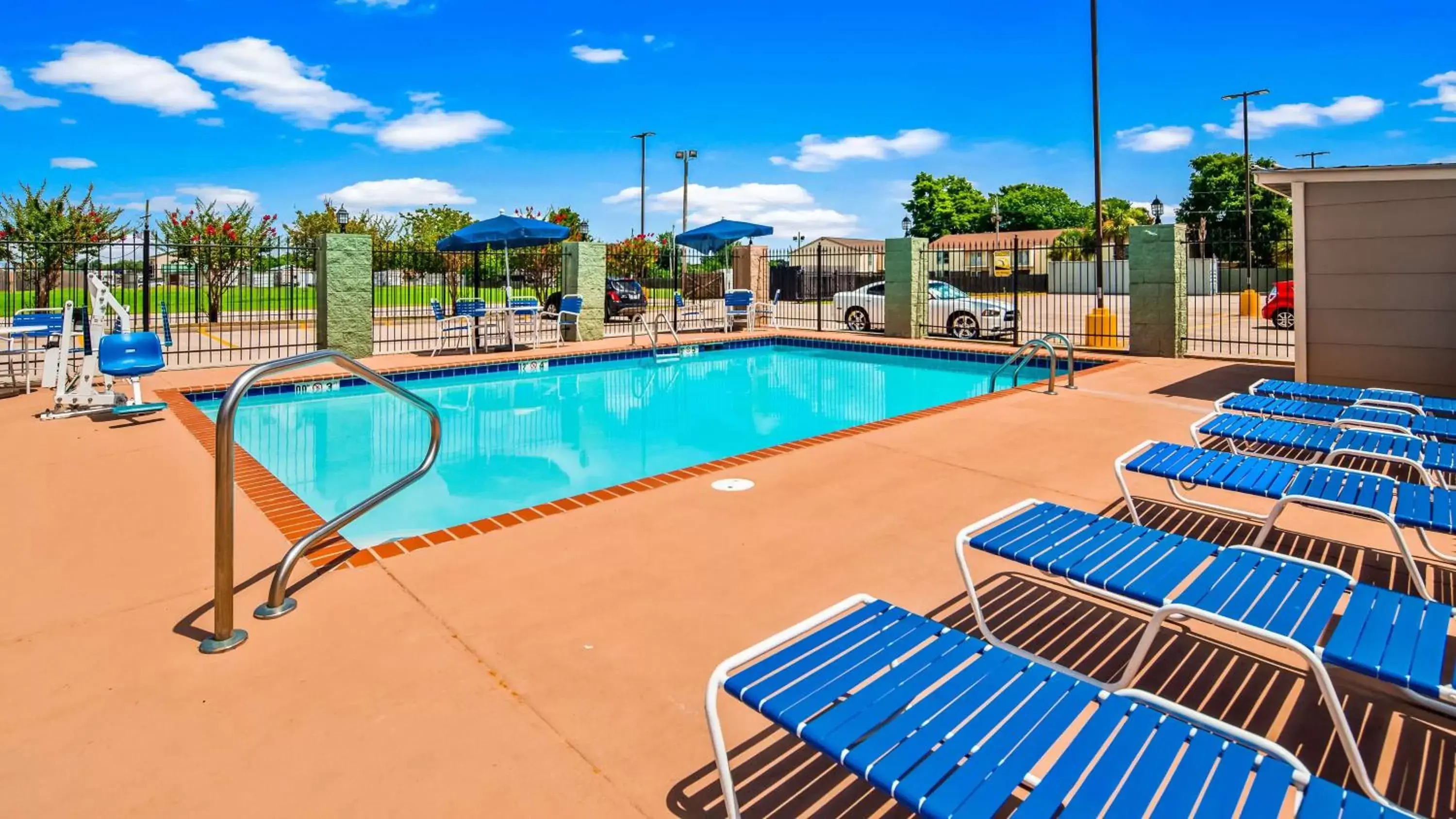 Pool view, Swimming Pool in Best Western Bayou Inn