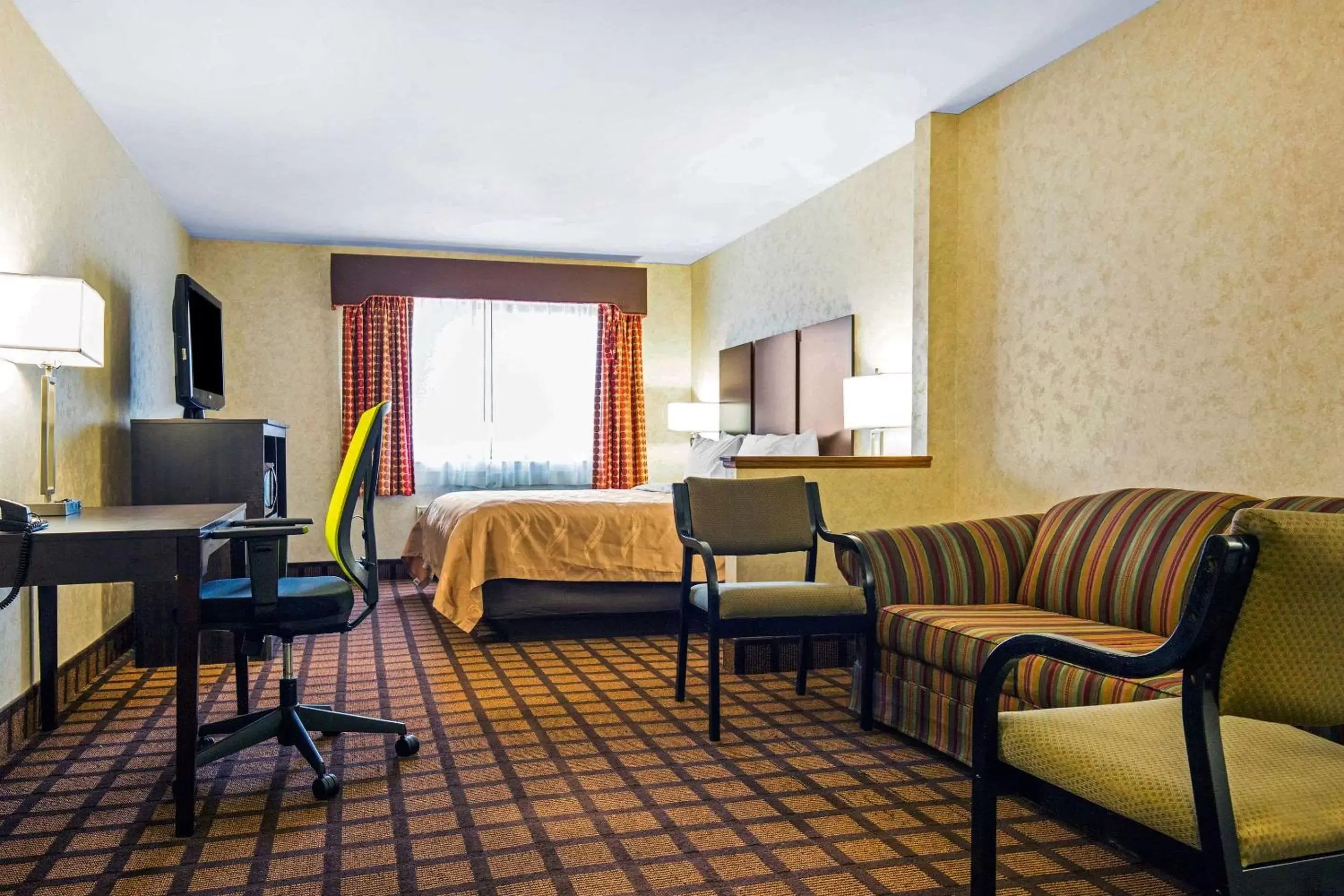 Photo of the whole room, Seating Area in Quality Inn Monee I-57