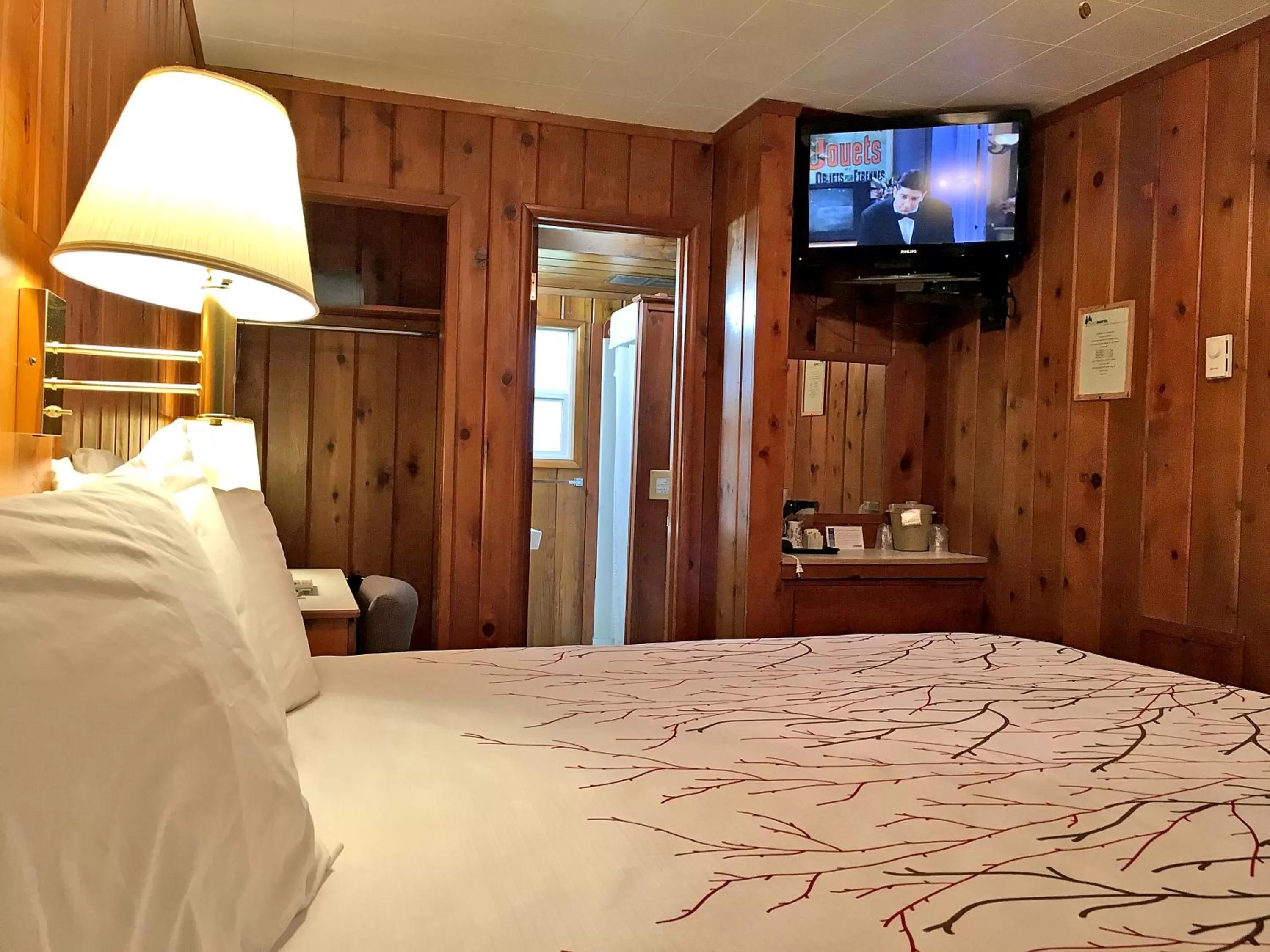 Bed in Park Motel and Cabins