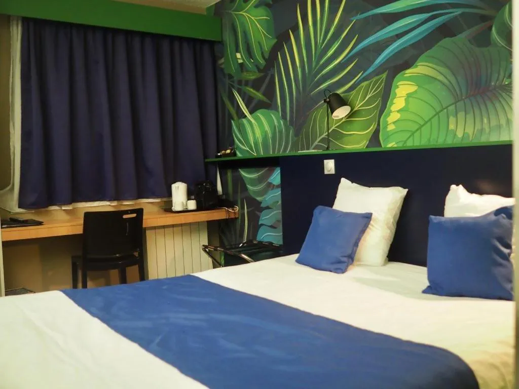 Bedroom, Bed in Hotel Central Parc Oyonnax