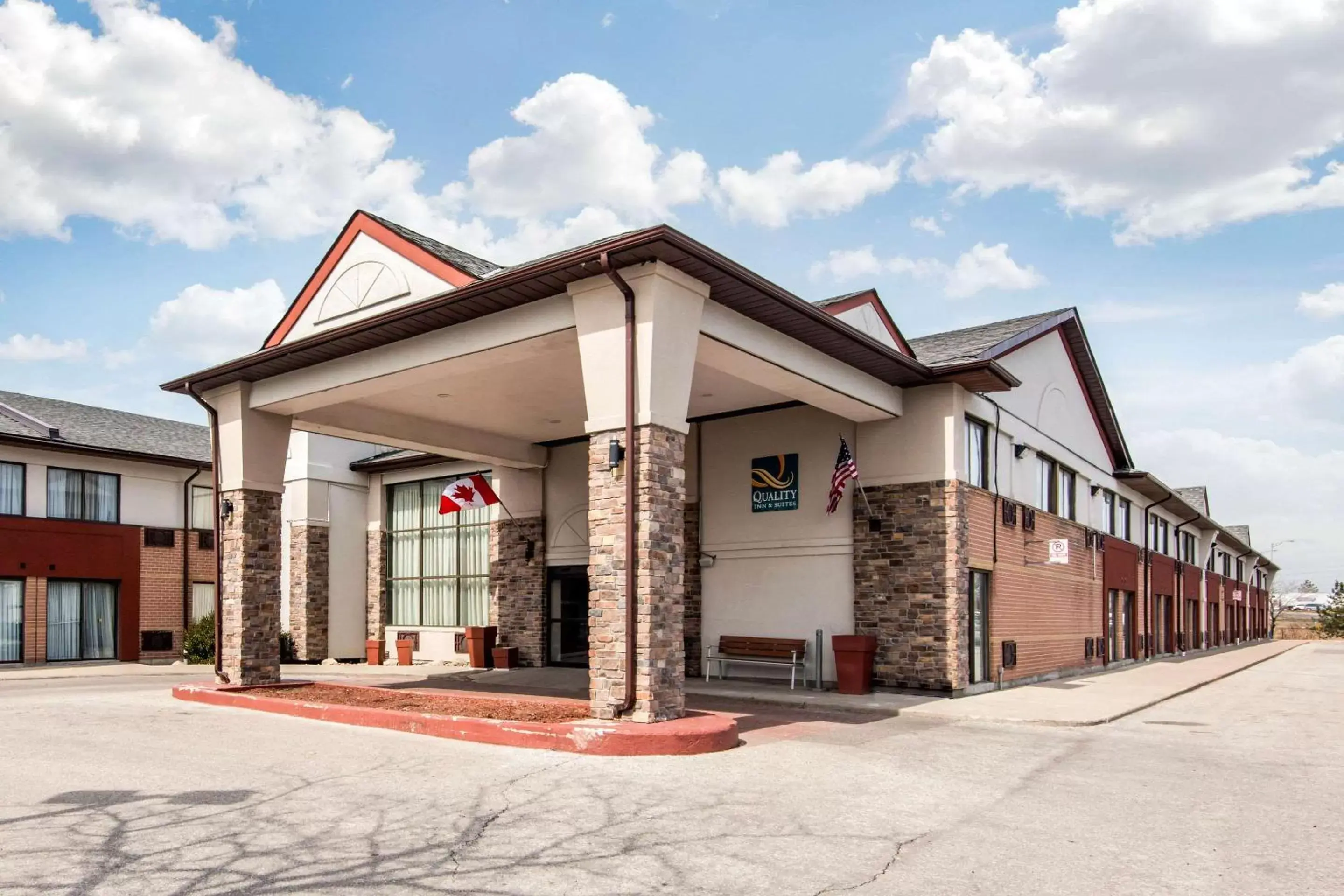 Property Building in Quality Inn & Suites Toronto West 401-Dixie