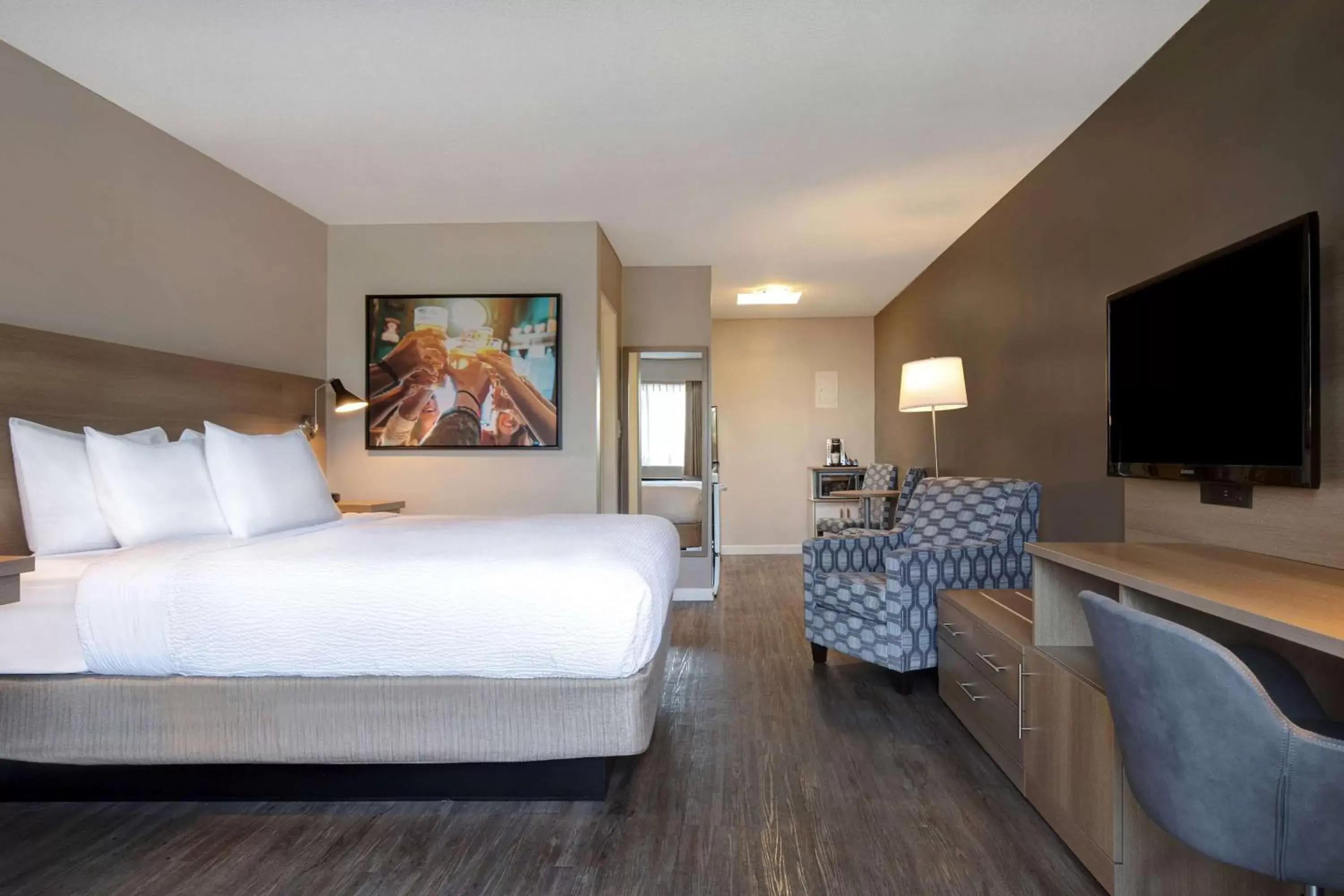 Photo of the whole room, Bed in Days Inn by Wyndham Victoria Uptown