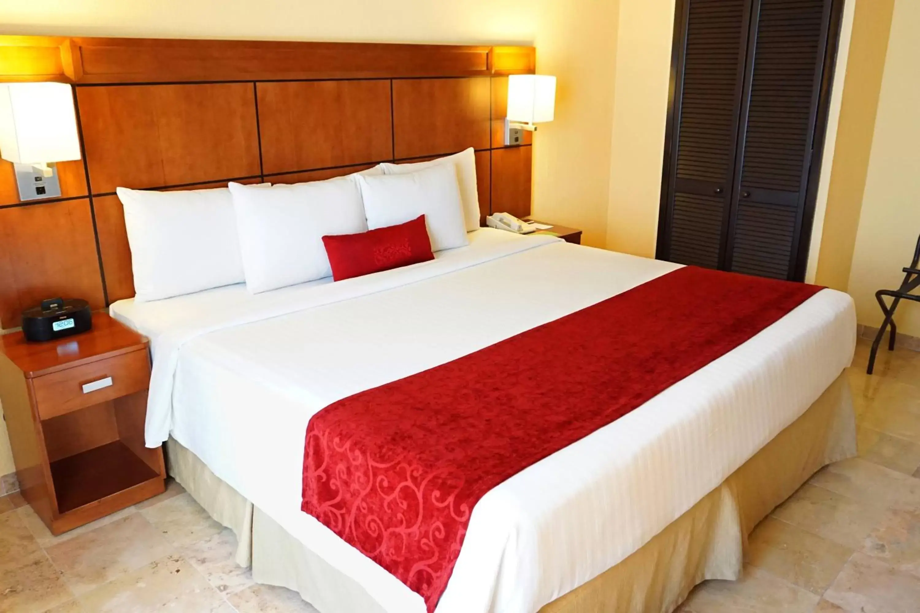 Photo of the whole room, Bed in Courtyard by Marriott Puebla Las Animas