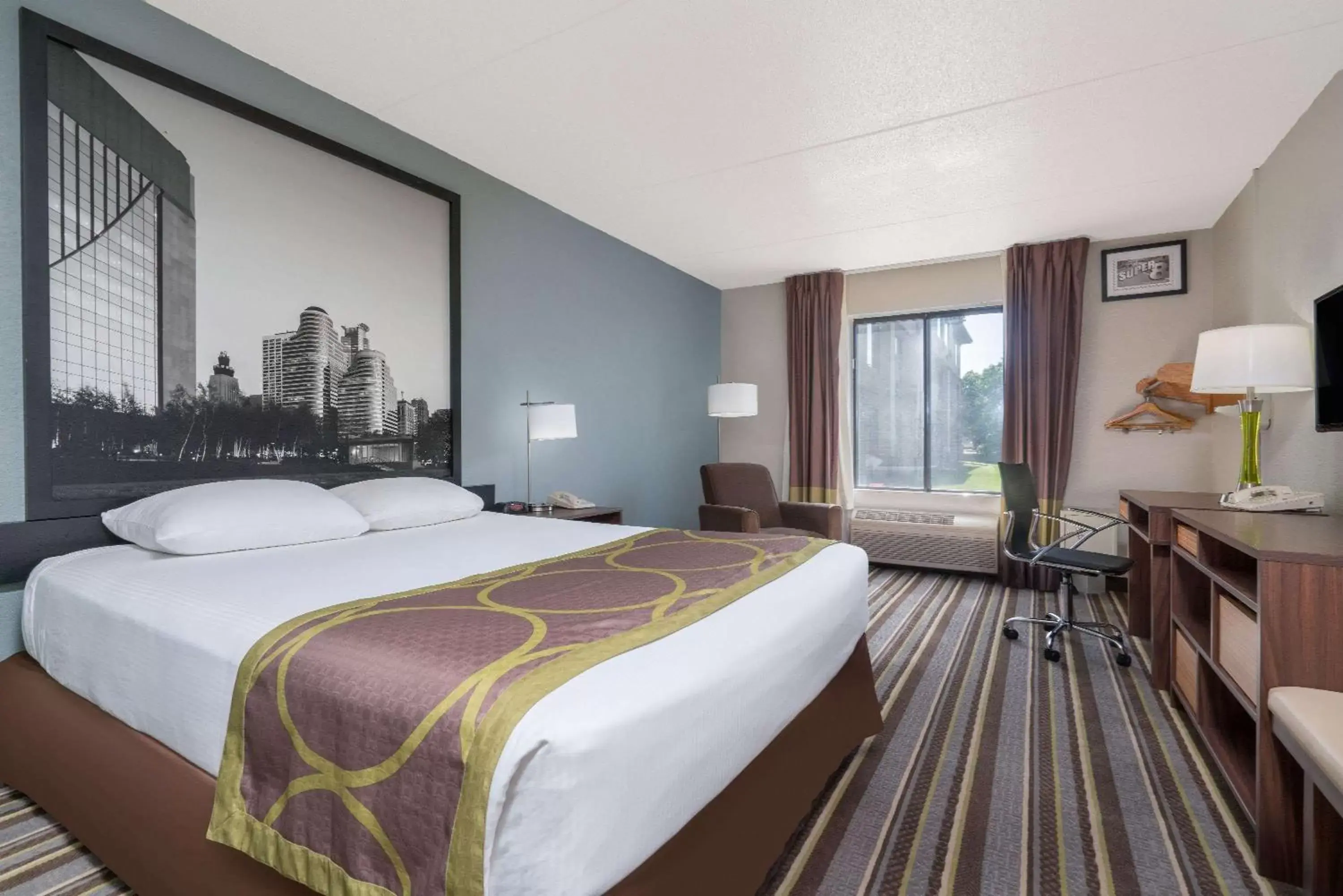 Photo of the whole room, Bed in Super 8 by Wyndham Bloomington/Airport