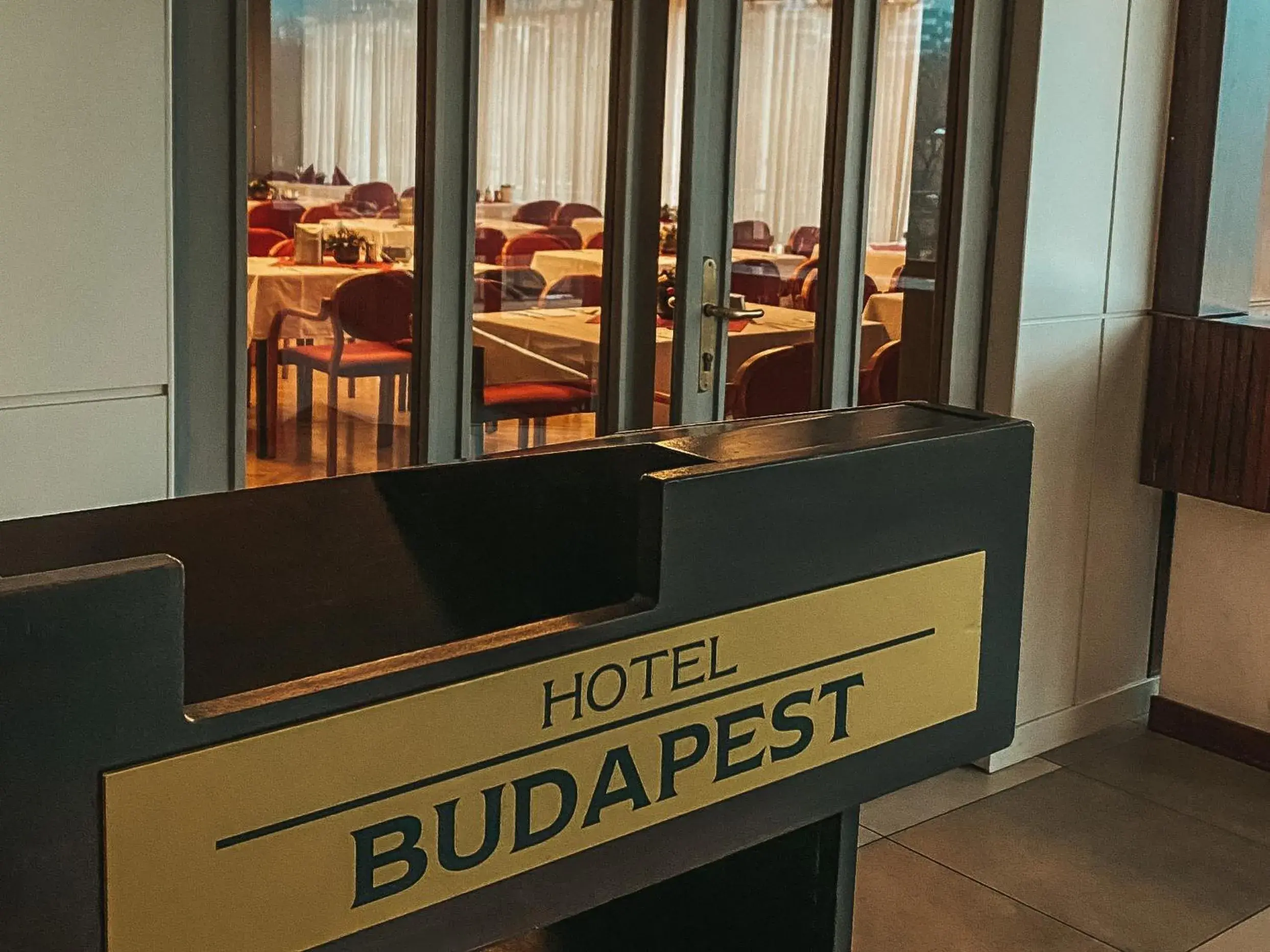 Restaurant/places to eat in Hotel Budapest