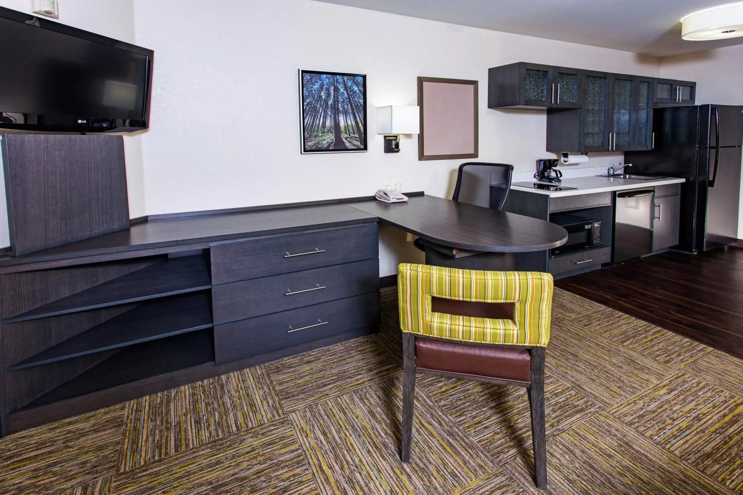 TV and multimedia, Kitchen/Kitchenette in Candlewood Suites Appleton, an IHG Hotel