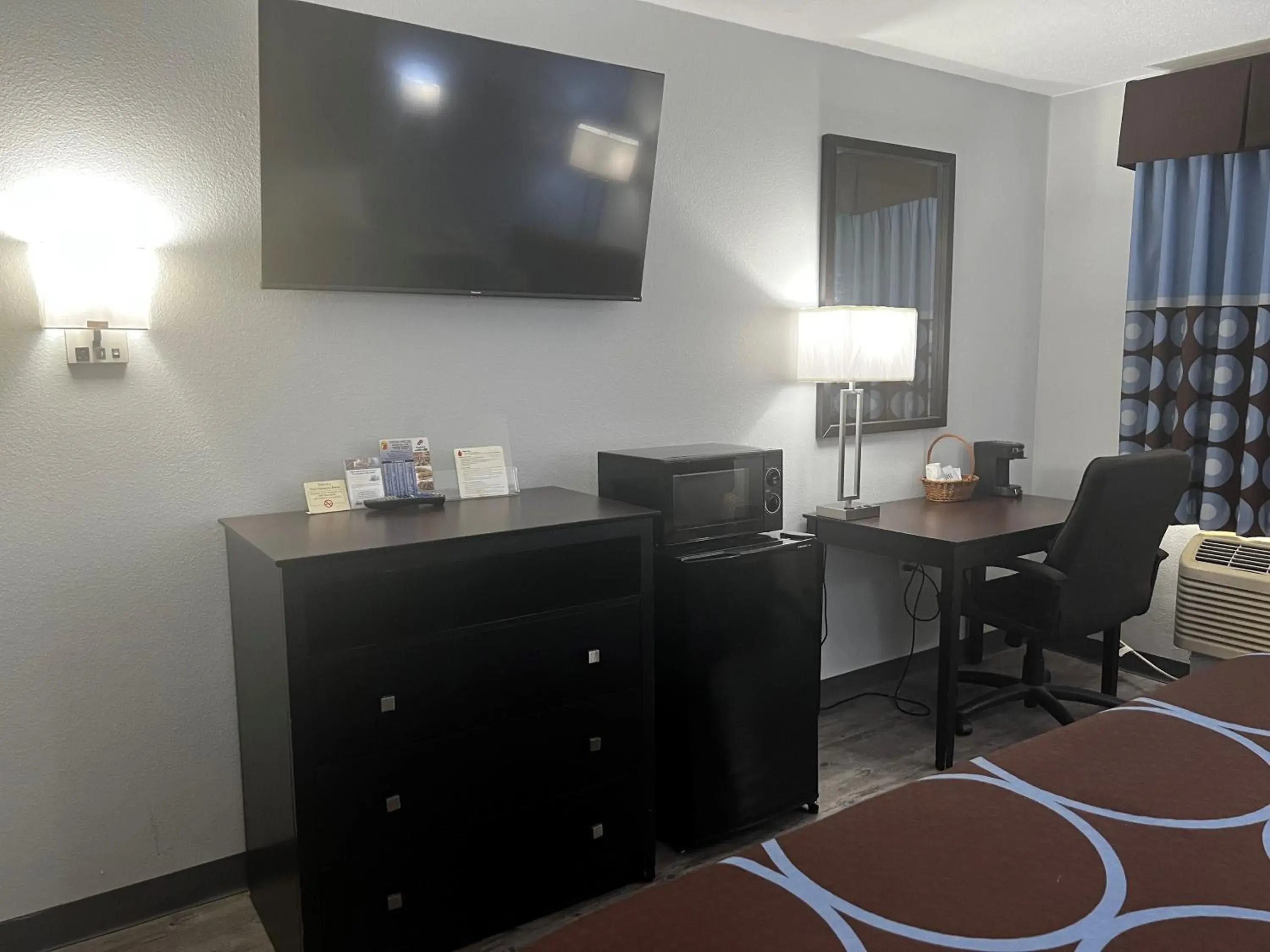 Photo of the whole room in Super 8 by Wyndham Cleveland TX Photo of the whole room in Super 8 by Wyndham Cleveland TX