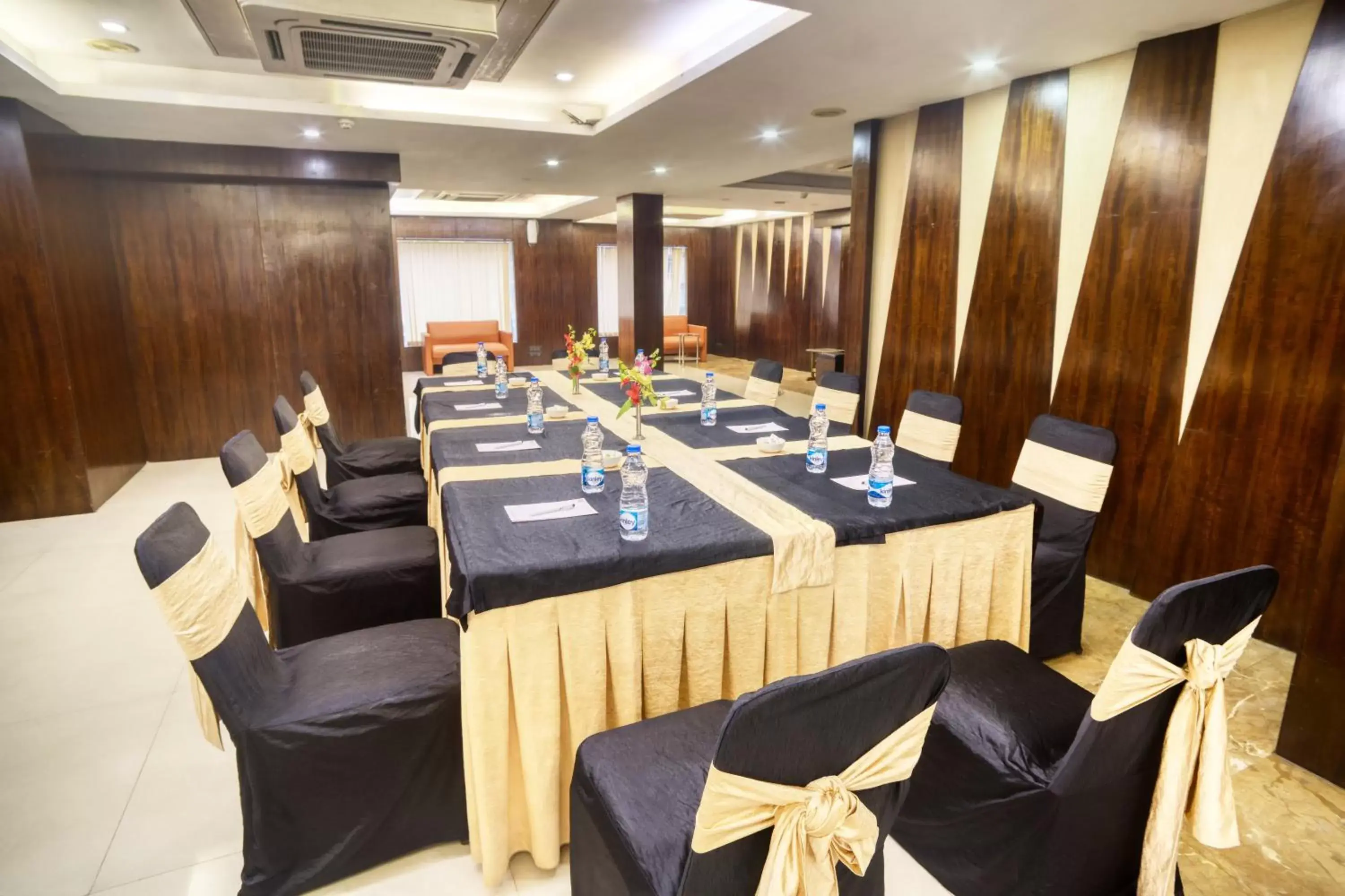 Business facilities in Roland Hotel