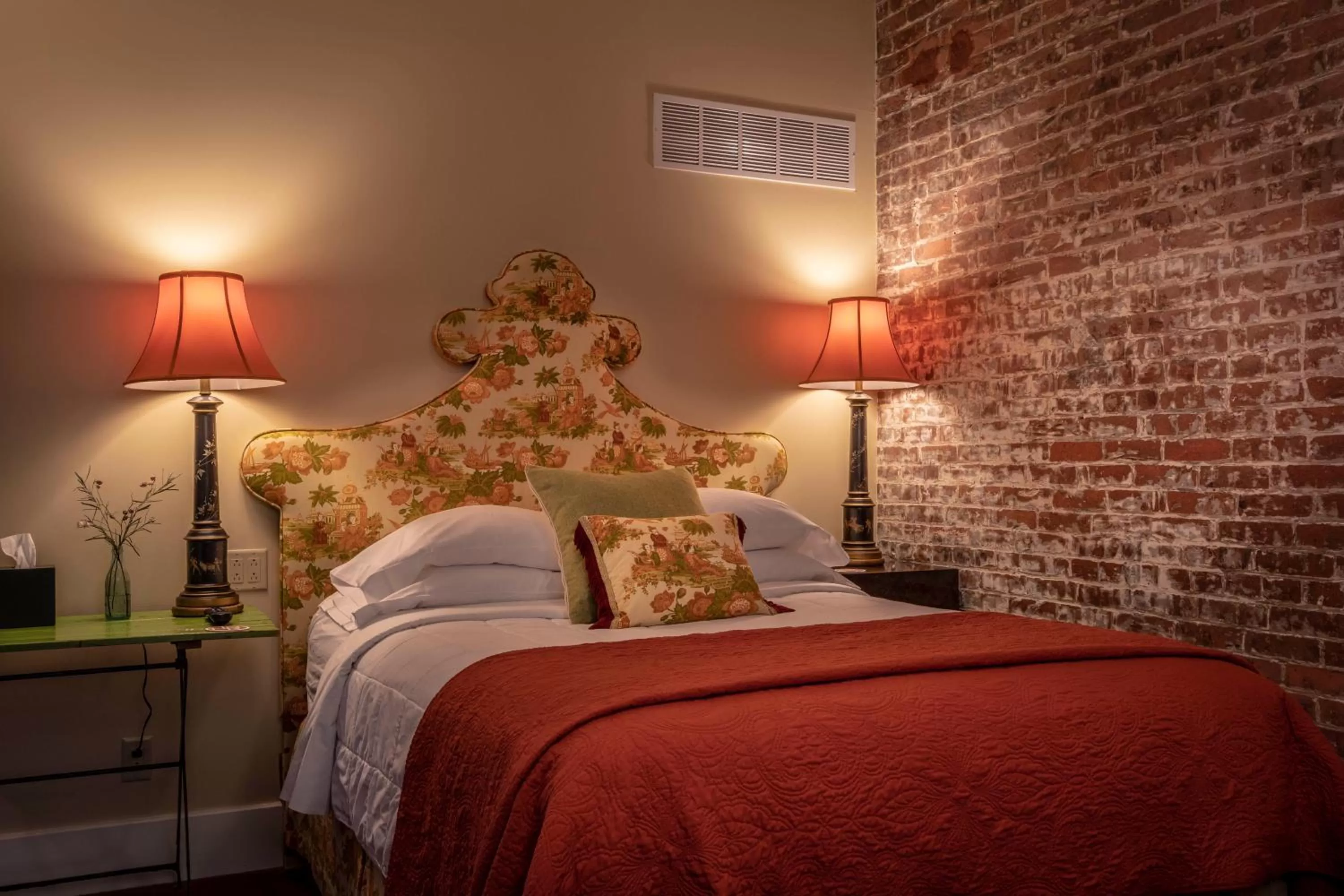 Bed in Hotel Broad Ripple