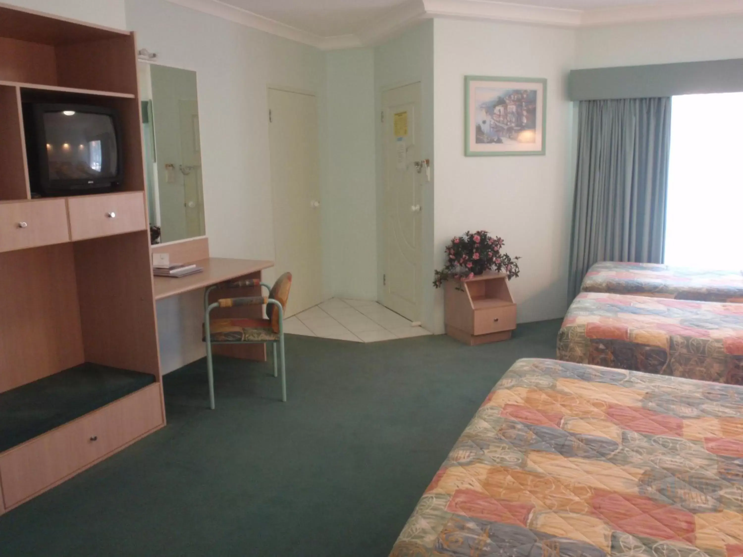 Bedroom, TV/Entertainment Center in Runaway Bay Motor Inn