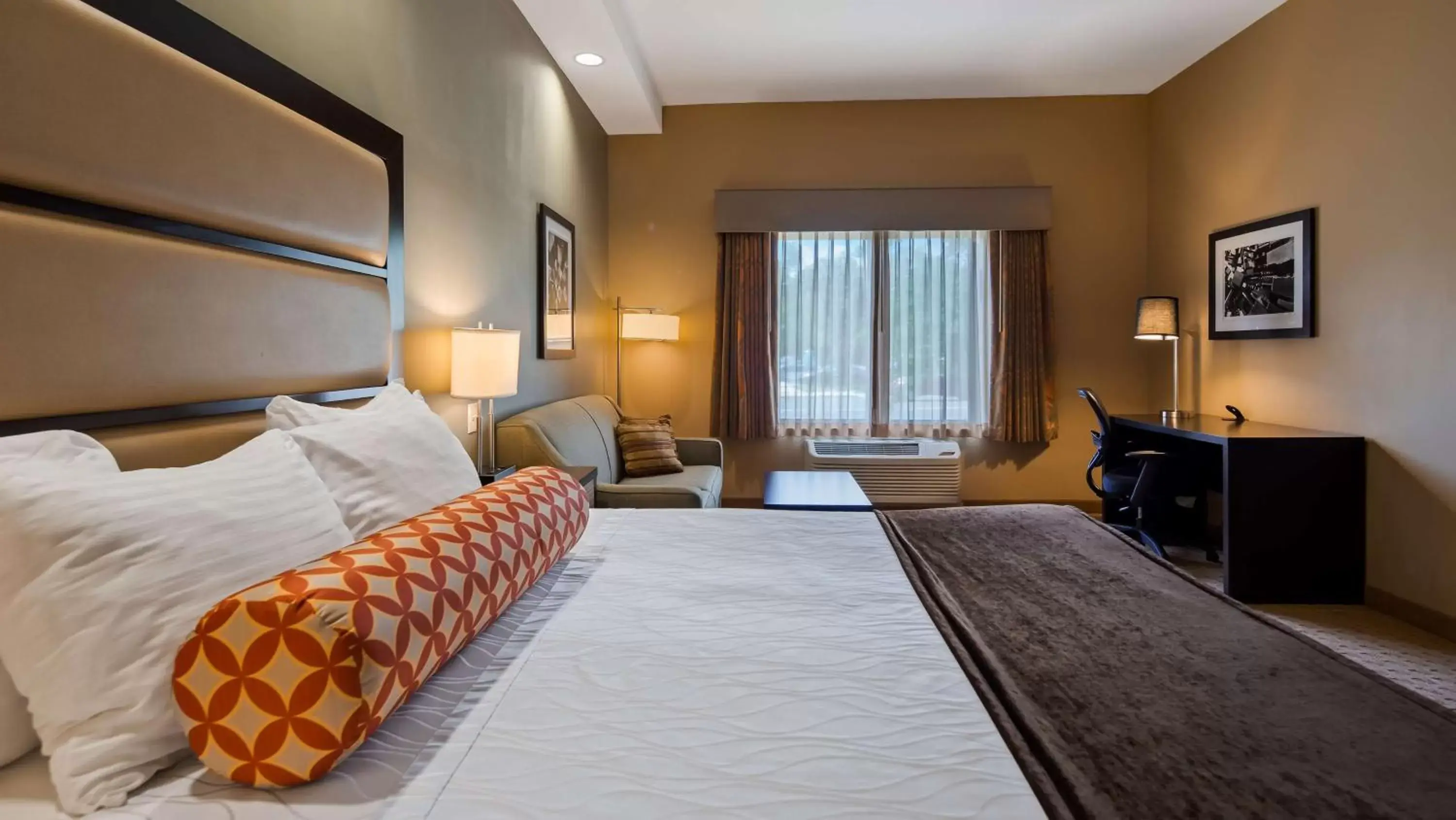 King Room - Disability Access in Best Western Plus College Park Hotel King Room - Disability Access in Best Western Plus College Park Hotel