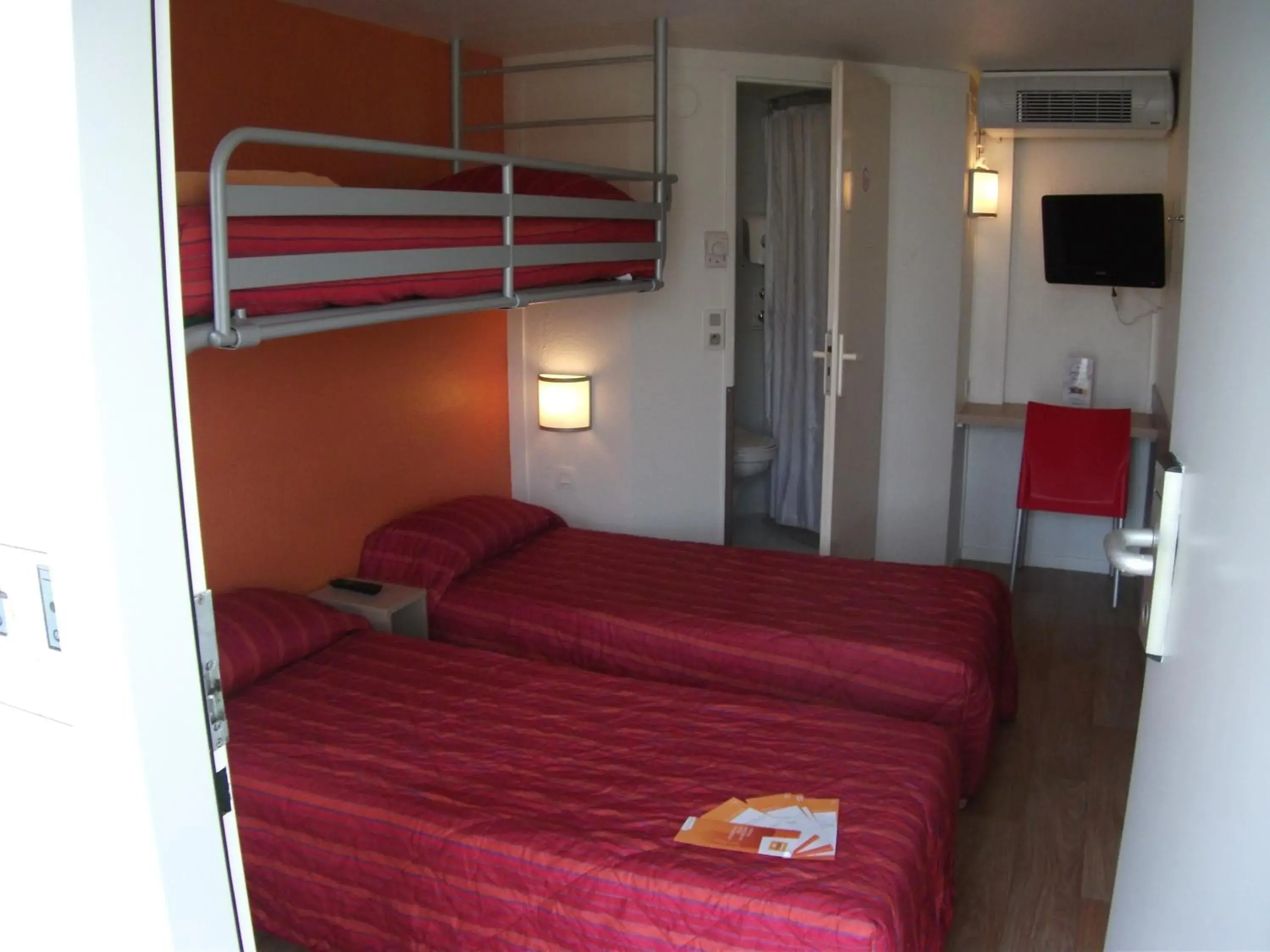 bunk bed, Bed in Premiere Classe Biarritz