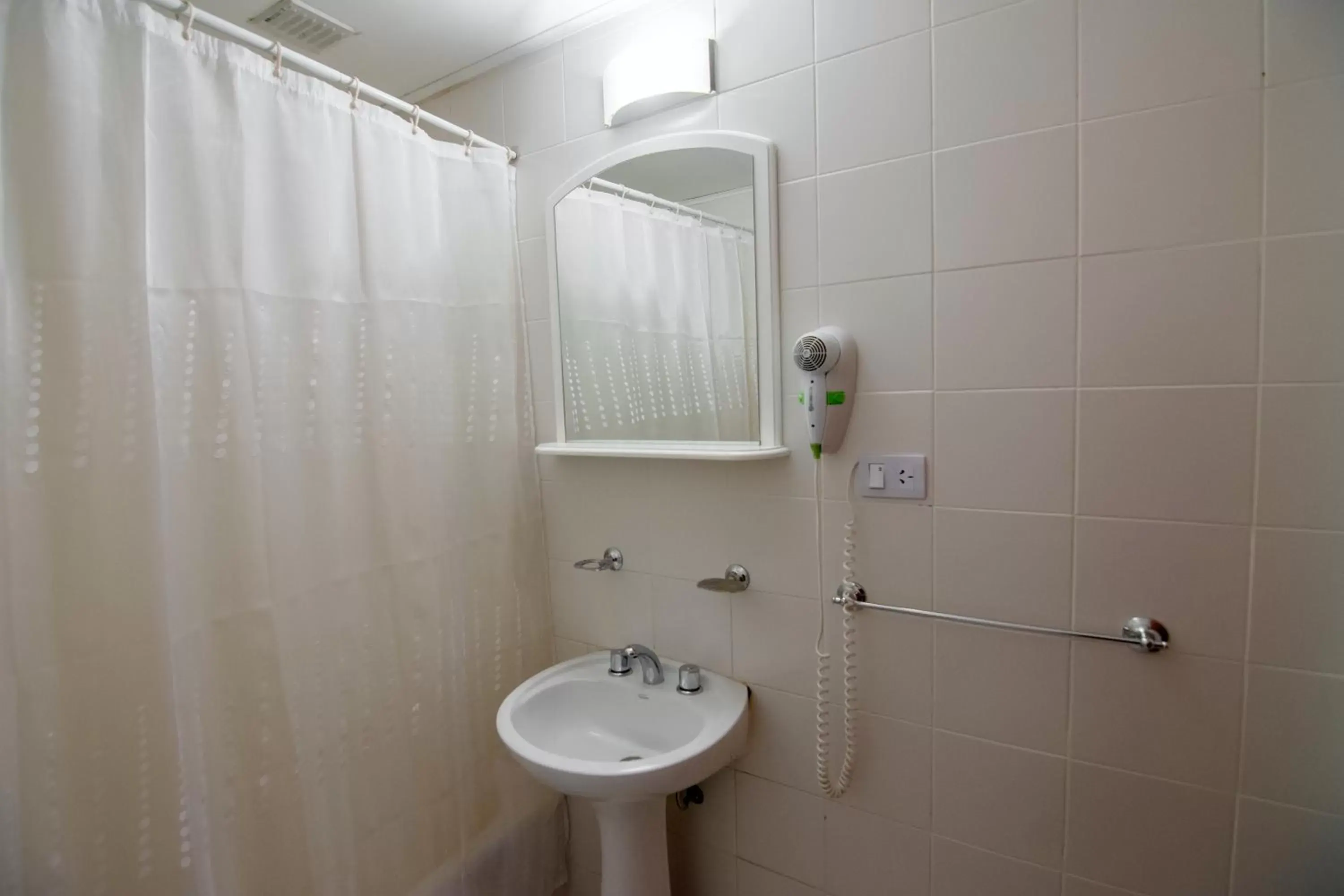 Shower, Bathroom in Tierra Tehuelche Hostería y Aparts